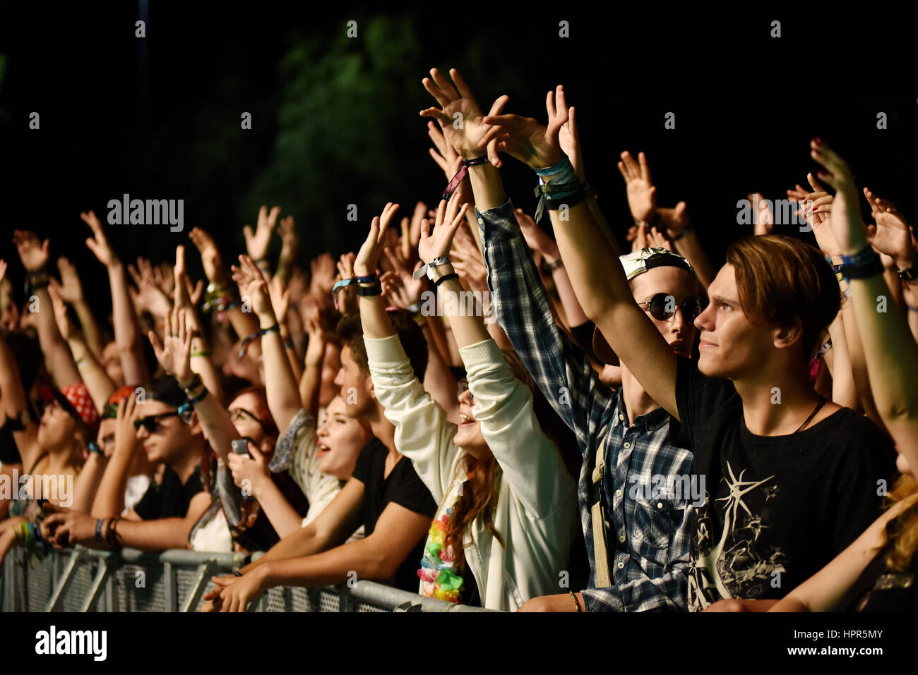 Cluj-Napoca, Rumänien-7. August 2016: Masse der Menschen in den goldenen Kreis auf eine Foreign Beggars live-Konzert am Untold Festival feiern Stockfoto