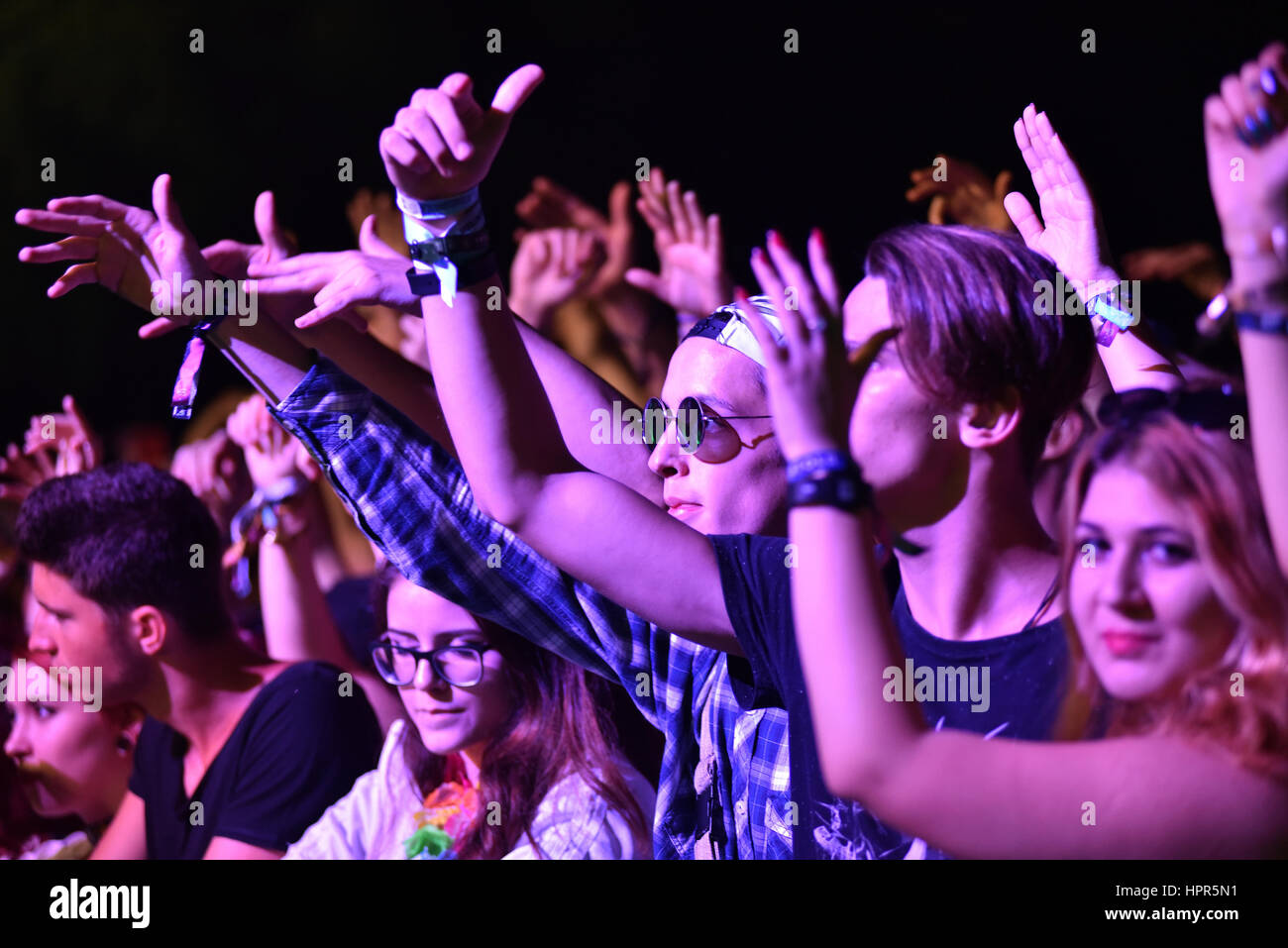 Cluj-Napoca, Rumänien-7. August 2016: Masse der Menschen in den goldenen Kreis auf eine Foreign Beggars live-Konzert am Untold Festival feiern Stockfoto