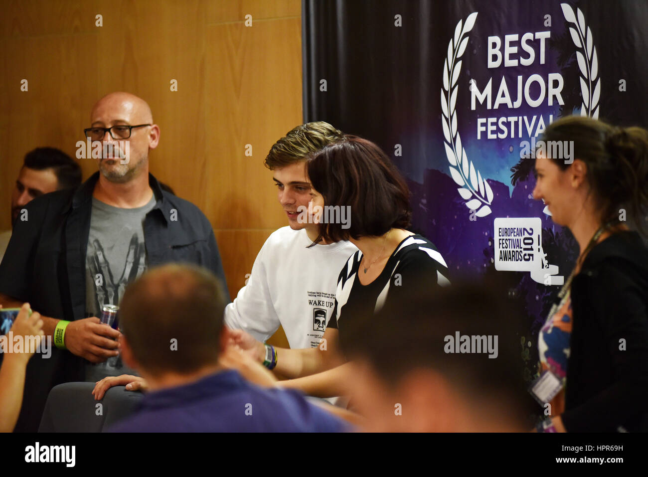 CLUJ-NAPOCA, Rumänien - 8. August 2016: Niederländische Dj, Musikproduzent und Musiker Martin Garrix gibt Autogramme für die Fans bei der Pressekonferenz am Untol Stockfoto