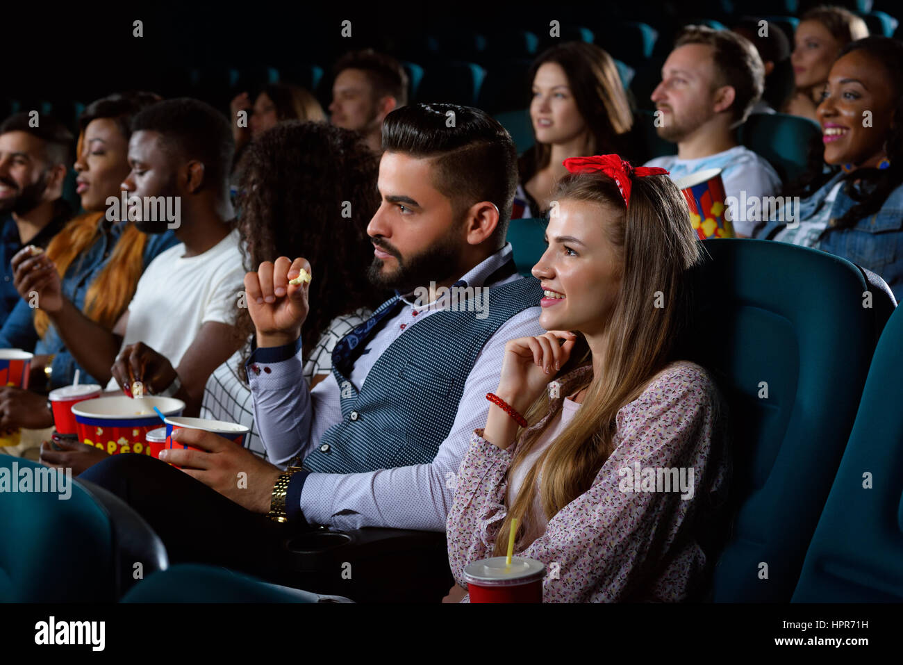 Holt die neuesten Hits. Schuss von Jugendlichen einen Film im Kino Stockfoto