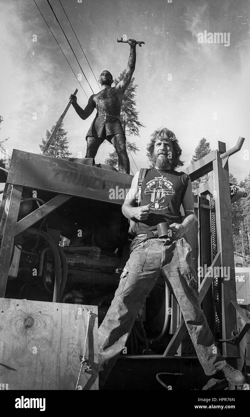 Zuerst Erden! Redwood-Sommer. Sequoia National Forest. 1989 eine Umwelt-Aktivist ist als ein Affe Europatournee auf Anlagen am Standort stehend gekleidet wo eine Holzfirma, während der Reagan-Jahren der 1980er Jahre eindeutig hatte. Stockfoto