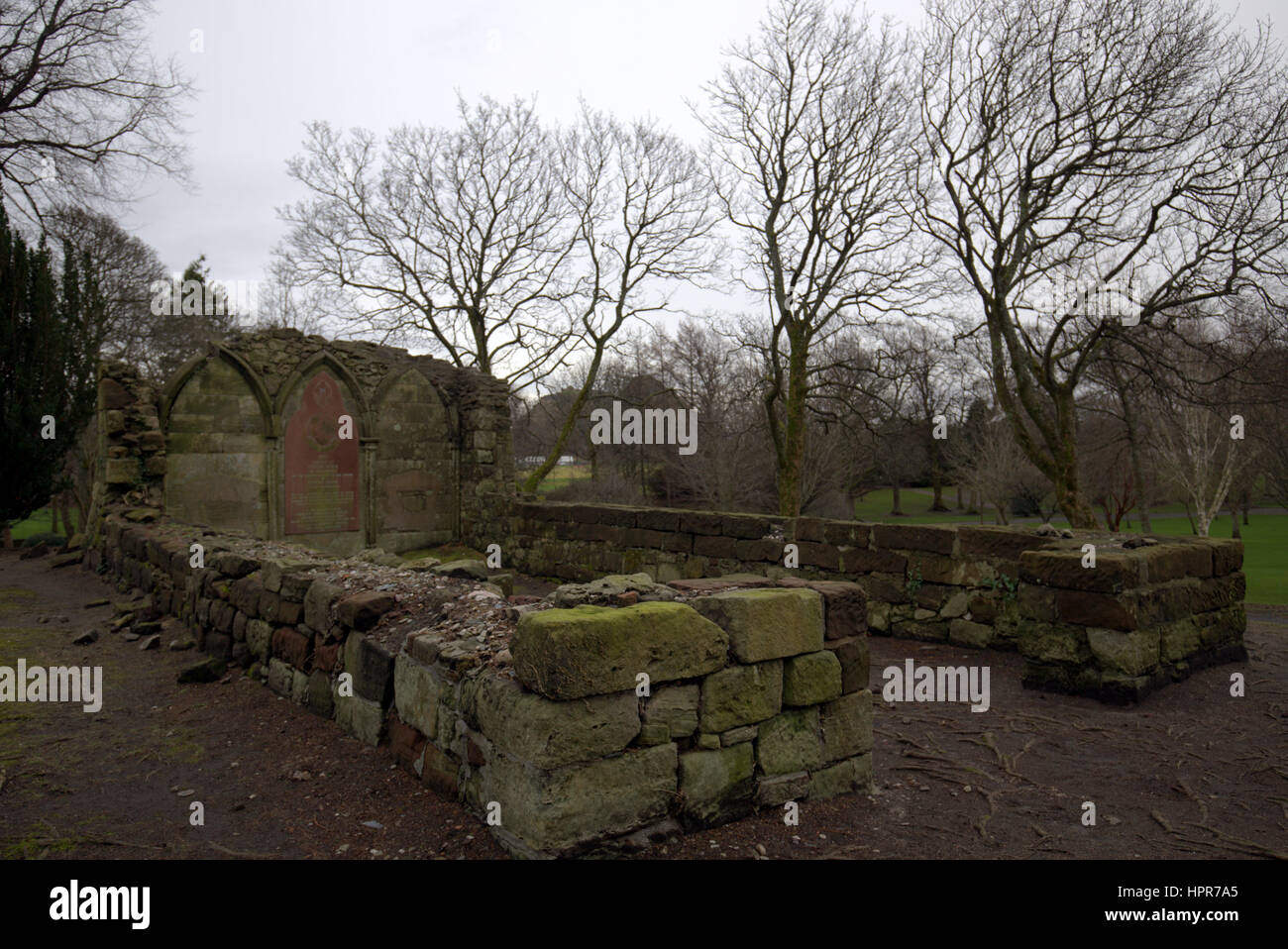 Die Ruinen der St. Serf Kirche der alten mittelalterlichen Kirchhof von Cardross, im Levengrove Park, Dumbarton, Stockfoto