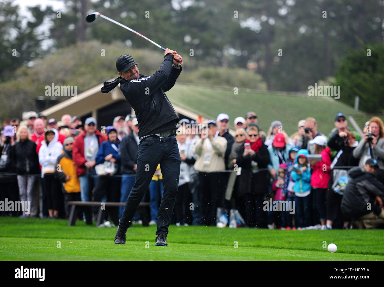 Schauspieler Josh Duhamel fährt vom Tee während des Golfturniers AT&T Pebble Beach National pro-am 8. Februar 2017 in Monterey, Kalifornien. Stockfoto