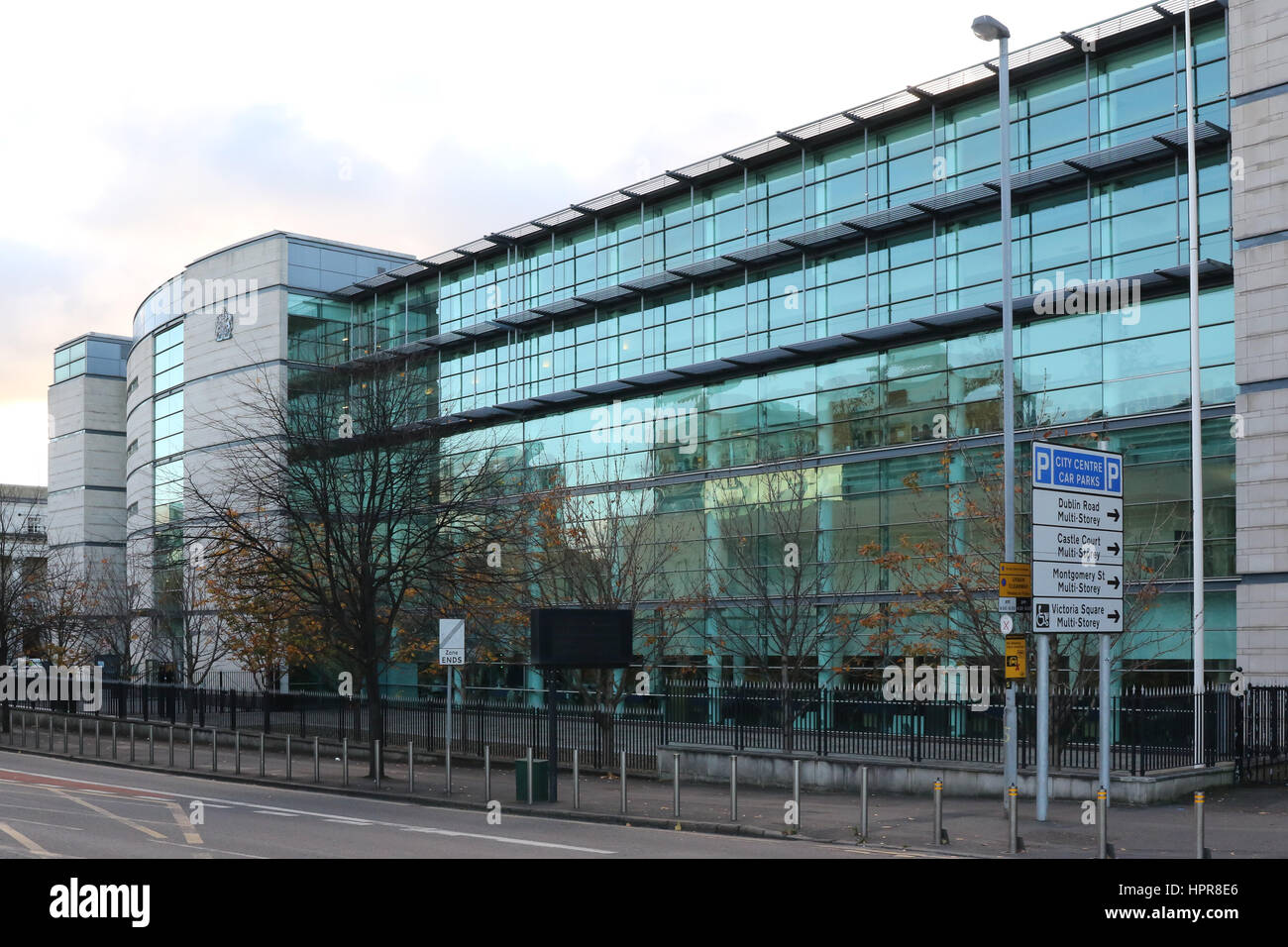 Die Laganside Gerichte Komplex in Belfast, Nordirland. Die Gerichte Haus Krone Gerichte, Landgerichte, Familie Care Gerichte und Richter Gerichte. Stockfoto