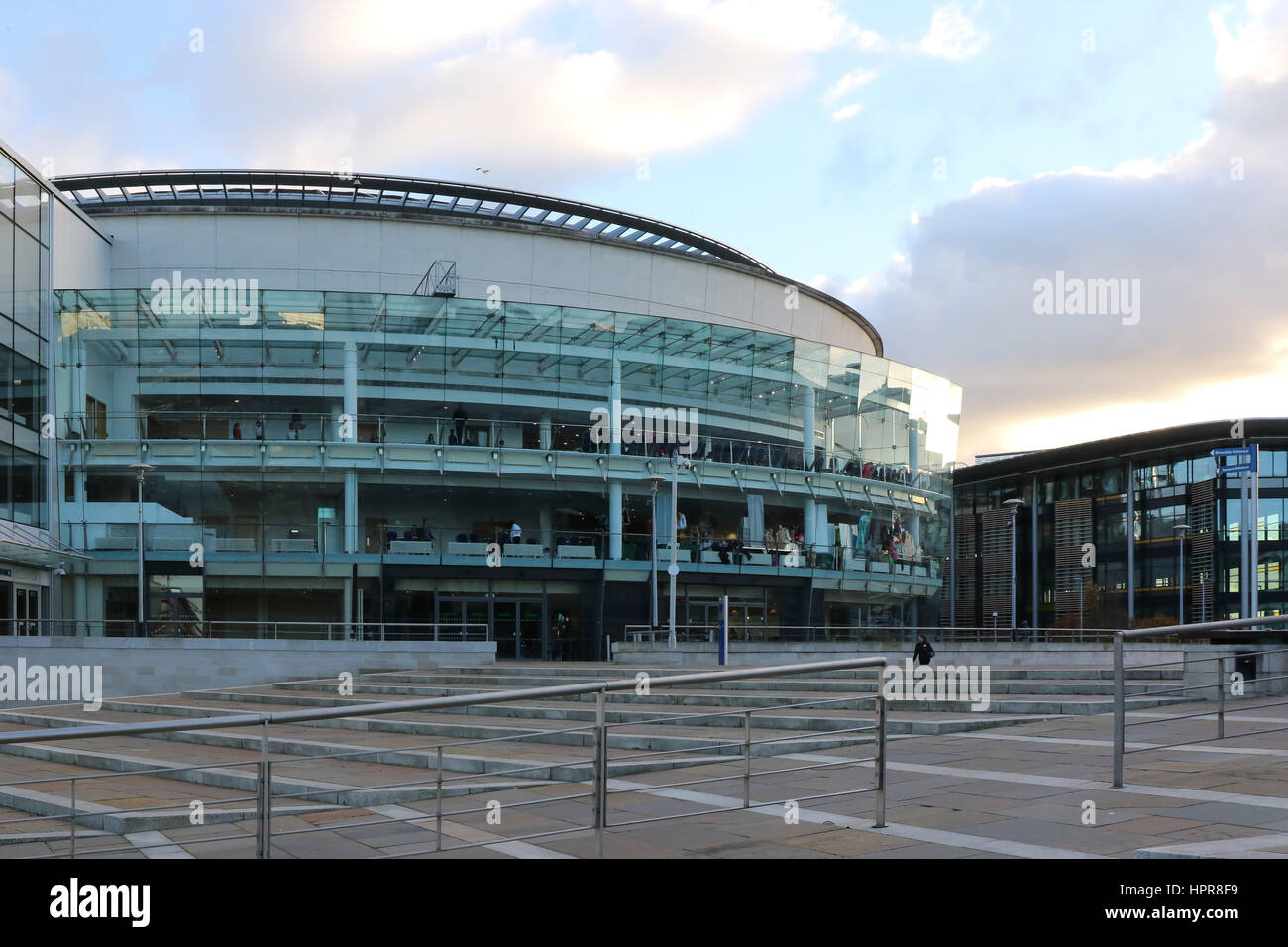 Die Waterfront Hall, ein Veranstaltungsort für Ausstellungen, Konzerte, Konferenzen und Veranstaltungen im Laganside, Belfast Nordirland, Vereinigtes Königreich. Stockfoto