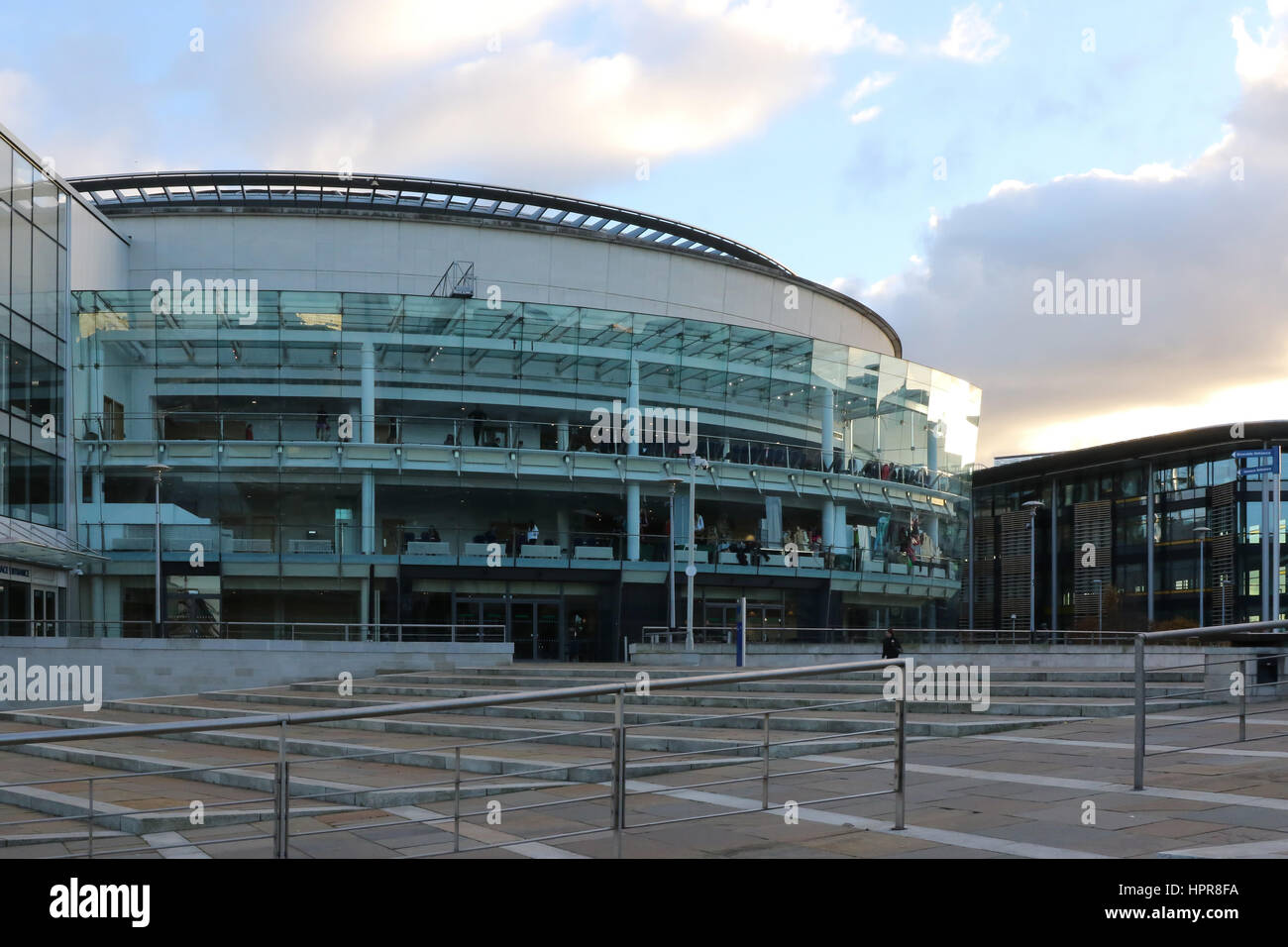 Die Waterfront Hall, ein Veranstaltungsort für Ausstellungen, Konzerte, Konferenzen und Veranstaltungen im Laganside, Belfast Nordirland, Vereinigtes Königreich. Stockfoto