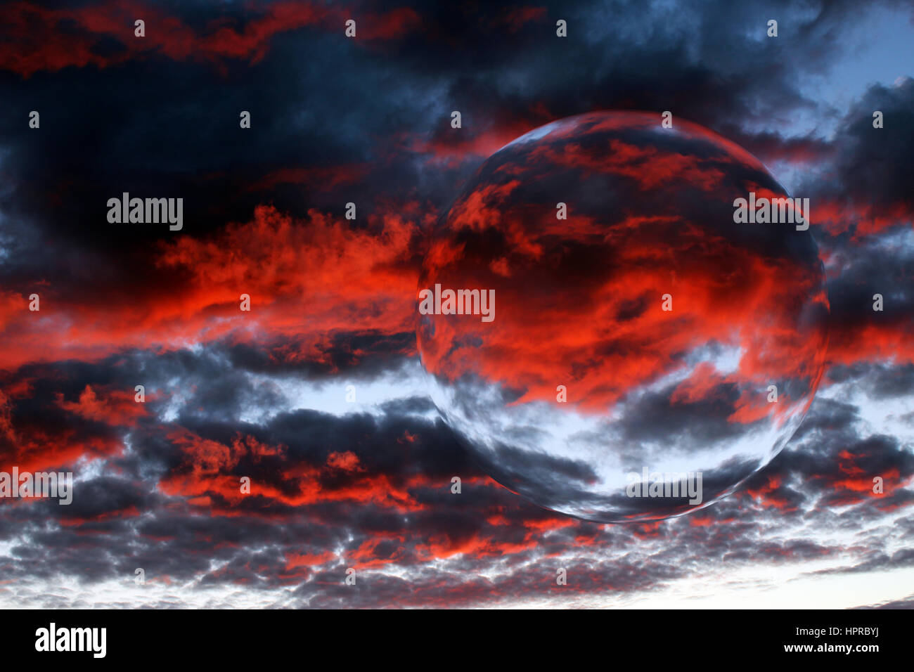 Markanten roten Wolken bei Sonnenuntergang mit transparenter Kreis Stockfoto