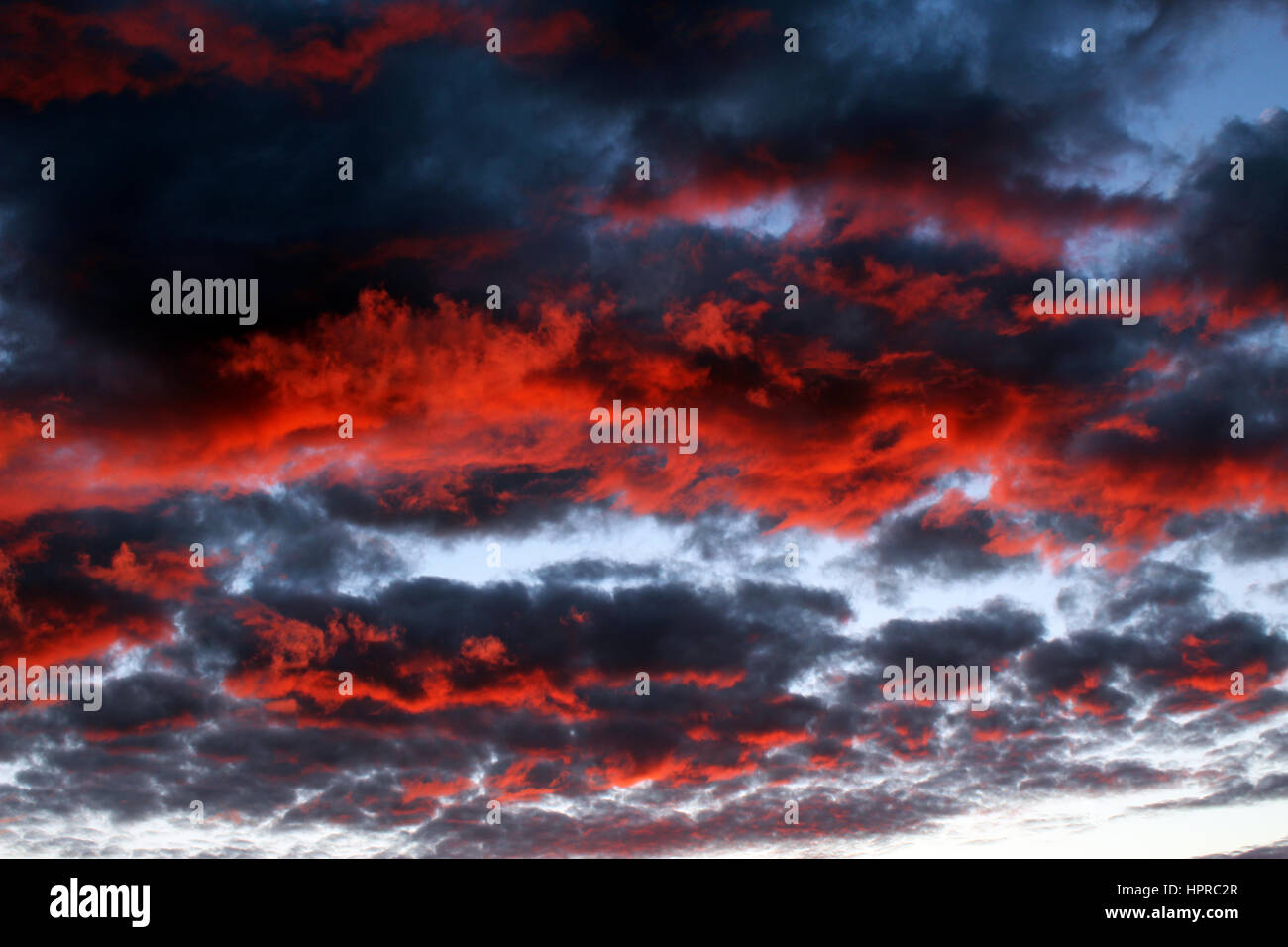 Markanten roten Wolken bei Sonnenuntergang Stockfoto