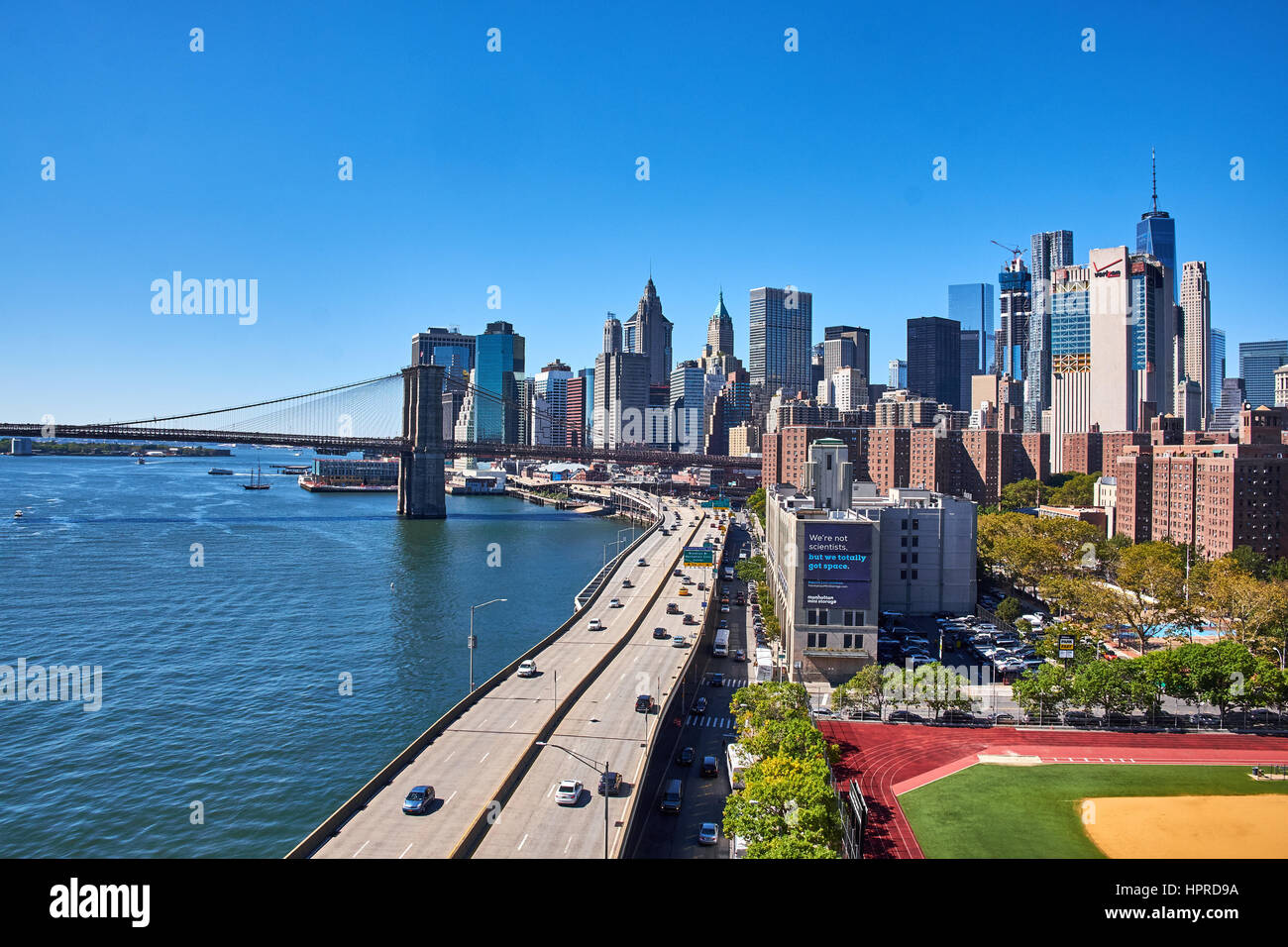 NEW YORK CITY - 25 SEPTEMBER: Ein Blick nach unten der Ost Küste von Manhattan mit dem FDR Drive und East River an der Grenze Stockfoto