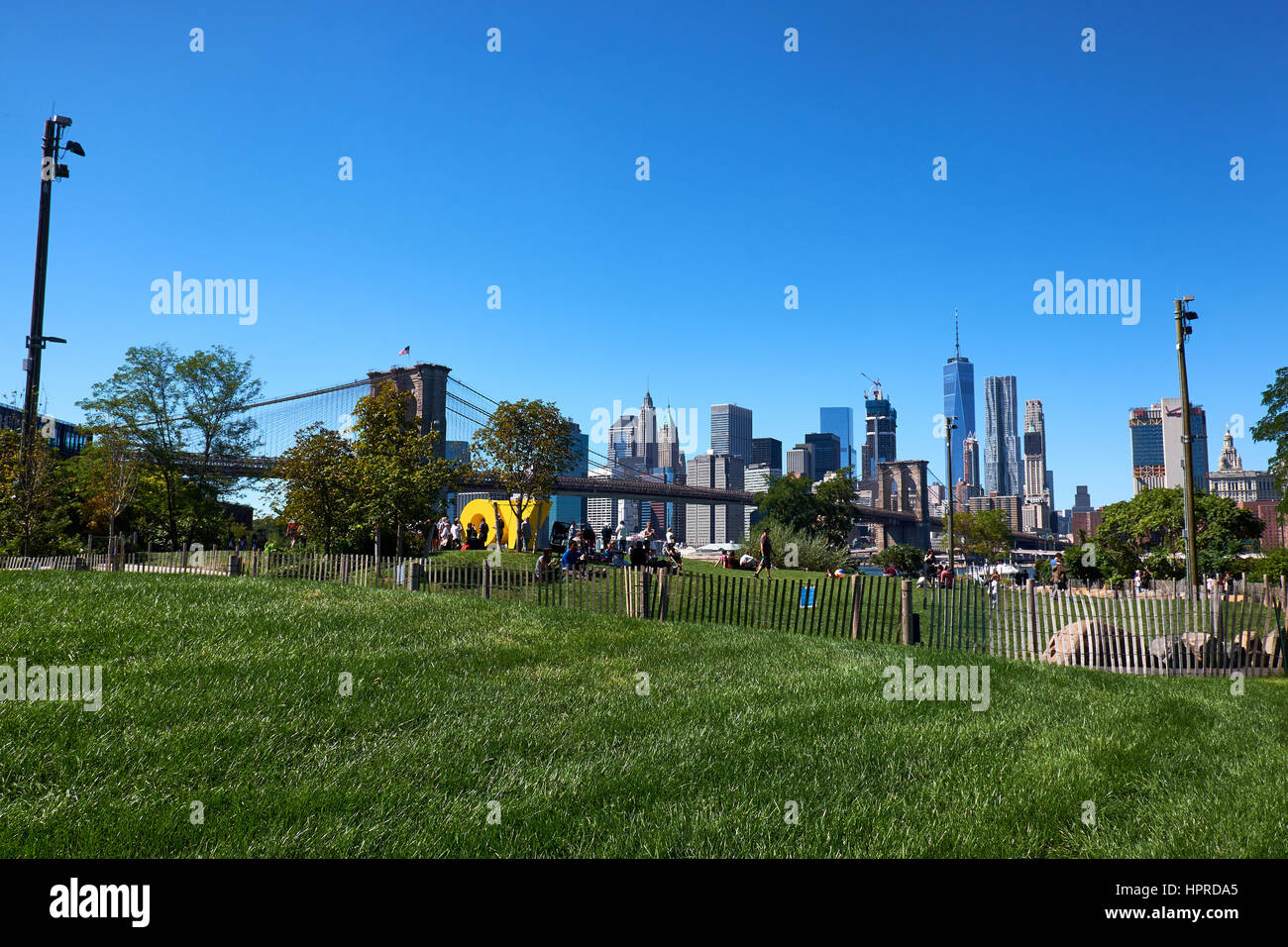 NEW YORK CITY - 25. September 2016: Main Street Park mit Manhattan Skyline im Hintergrund Stockfoto