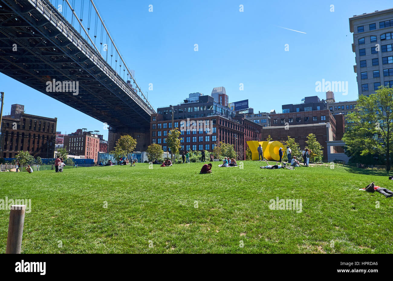 NEW YORK CITY - 25. September 2016: Main Street Park unter Manhattan Bridge im Bereich "Dumbo" von Brooklyn Stockfoto