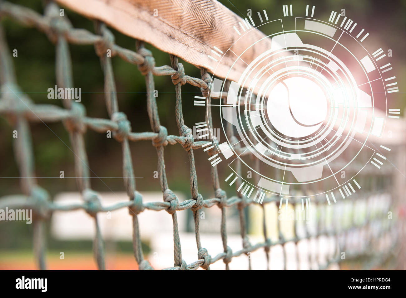 Net mit Bokeh Natur im Hintergrund mit HUD Schnittstellenelemente, virtuelle futuristischen Techno Tennis Stockfoto