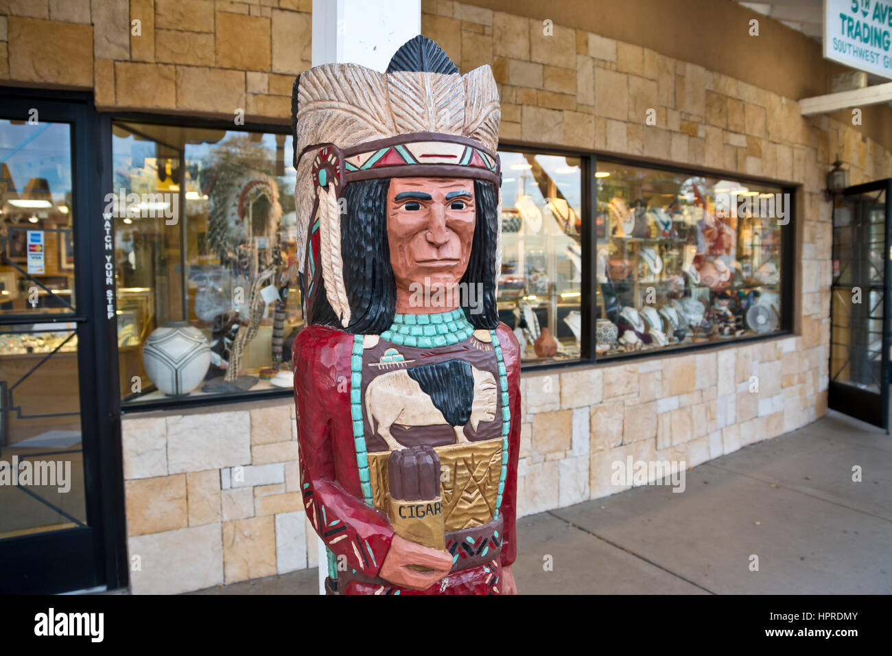 Zigarrenladen Wooden indischen Skulptur vor der 5th Avenue Handelsposten in Scottsdale, Arizona. Stockfoto