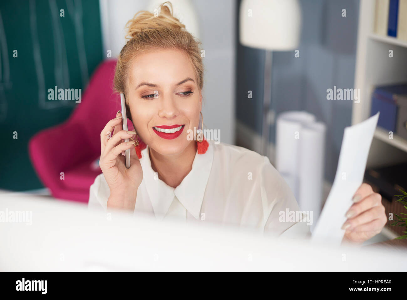 Vorderansicht der Frau im Gespräch per Telefon Stockfoto