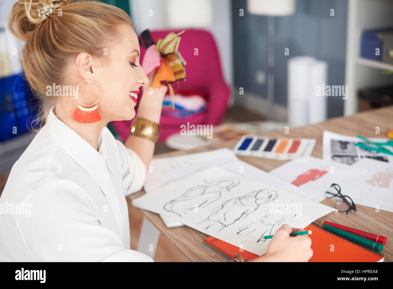 Frau skizzieren einige Entwürfe der neuen Kollektion Stockfoto