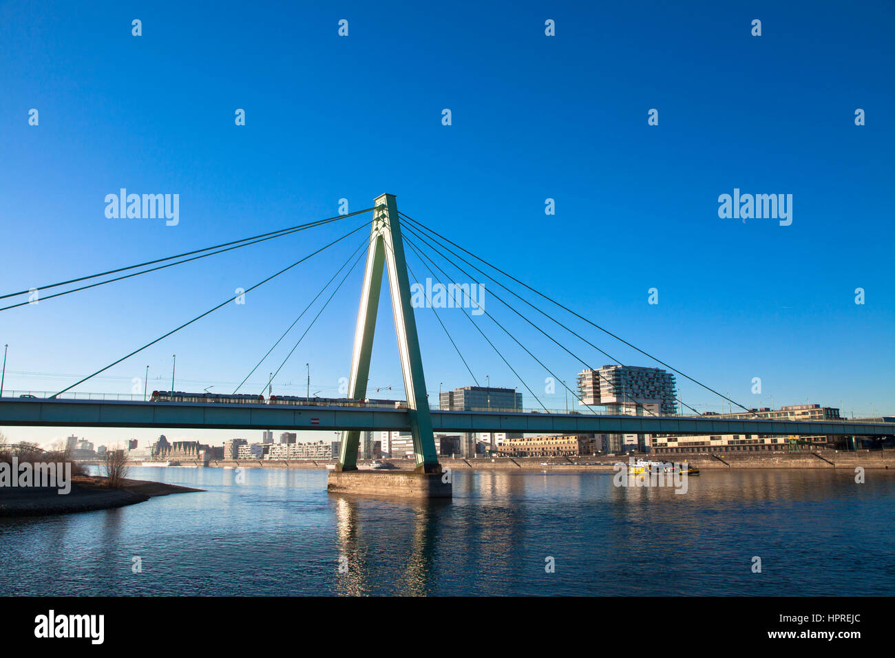 Deutschland, Köln, die Severins Brücke über den Rhein im Hintergrund den Hafen Rheinauhafen mit den Kran-Häusern Stockfoto