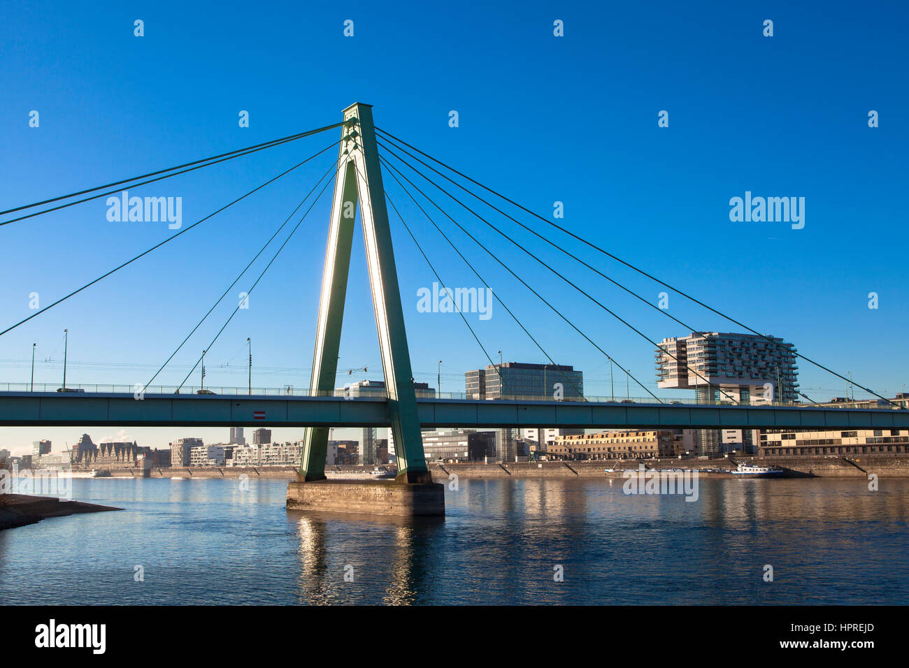 Deutschland, Köln, die Severins Brücke über den Rhein im Hintergrund den Hafen Rheinauhafen mit den Kran-Häusern Stockfoto