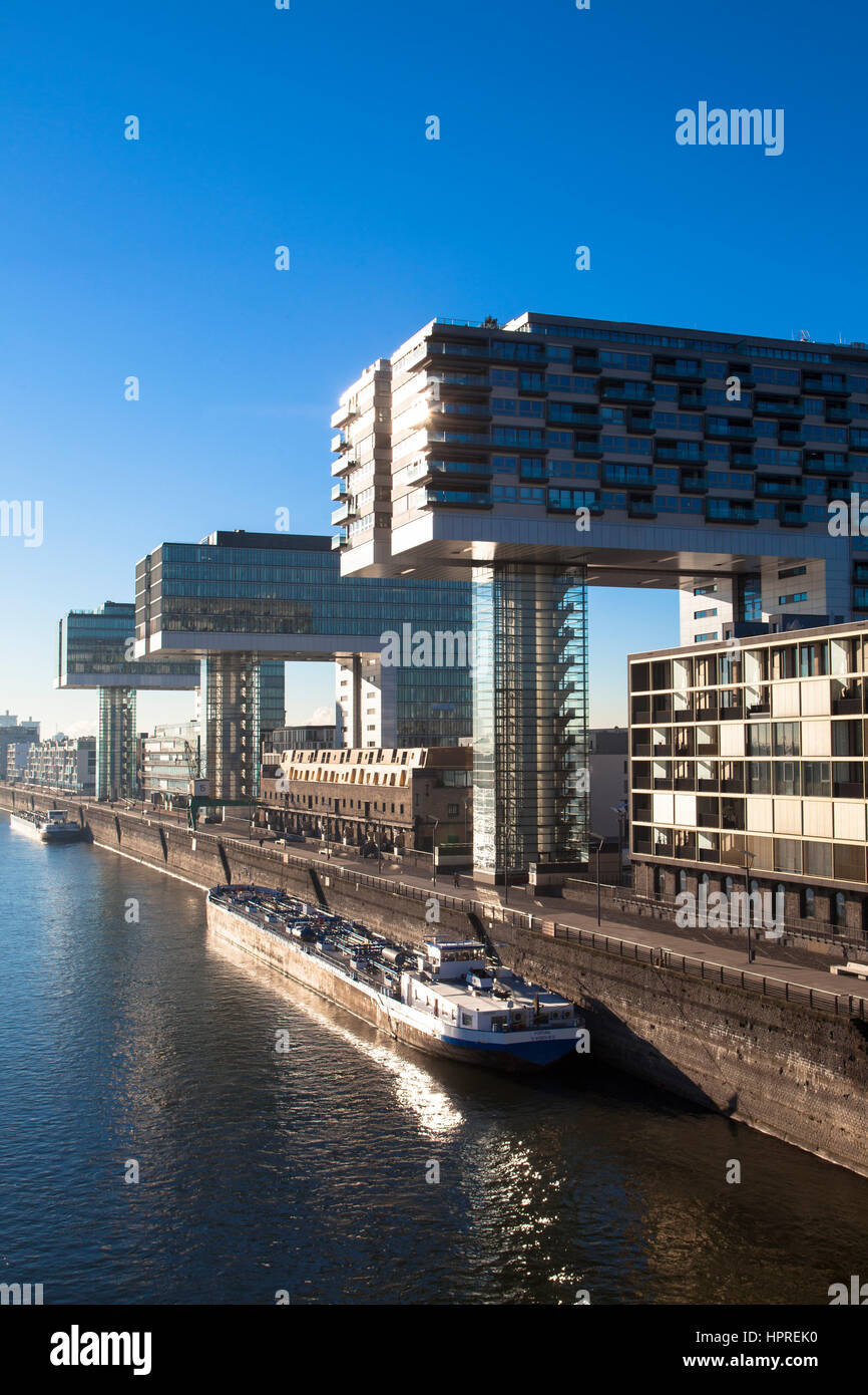 Europa, Deutschland, Köln, die Kran-Häuser am Hafen Rheinau Architekten Hadi Teherani, Rhein. Stockfoto