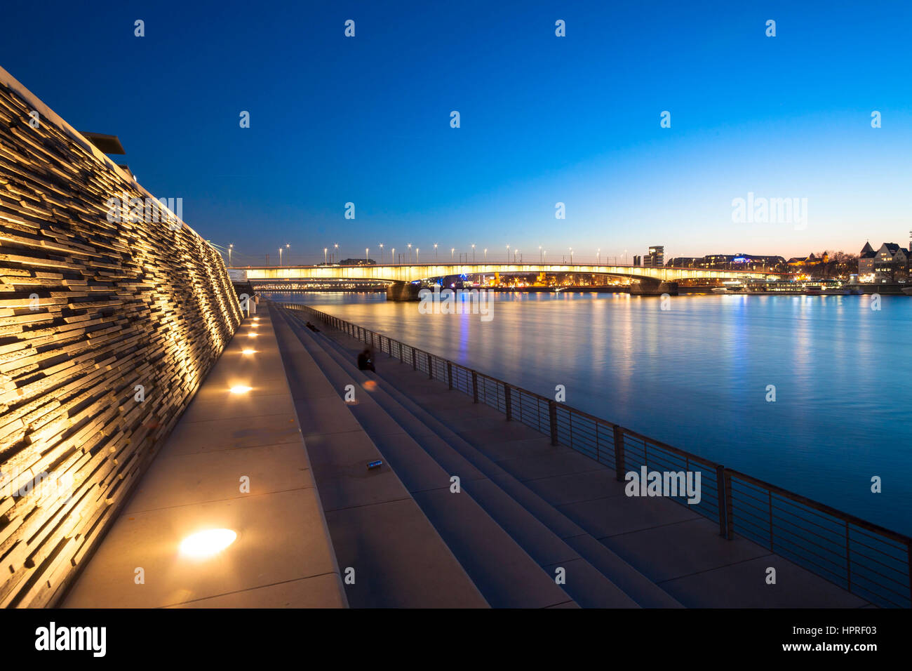 Deutschland, Köln, dem Rhein-Boulevard im Stadtteil Deutz, Blick auf der Deutzer Brücke. Stockfoto