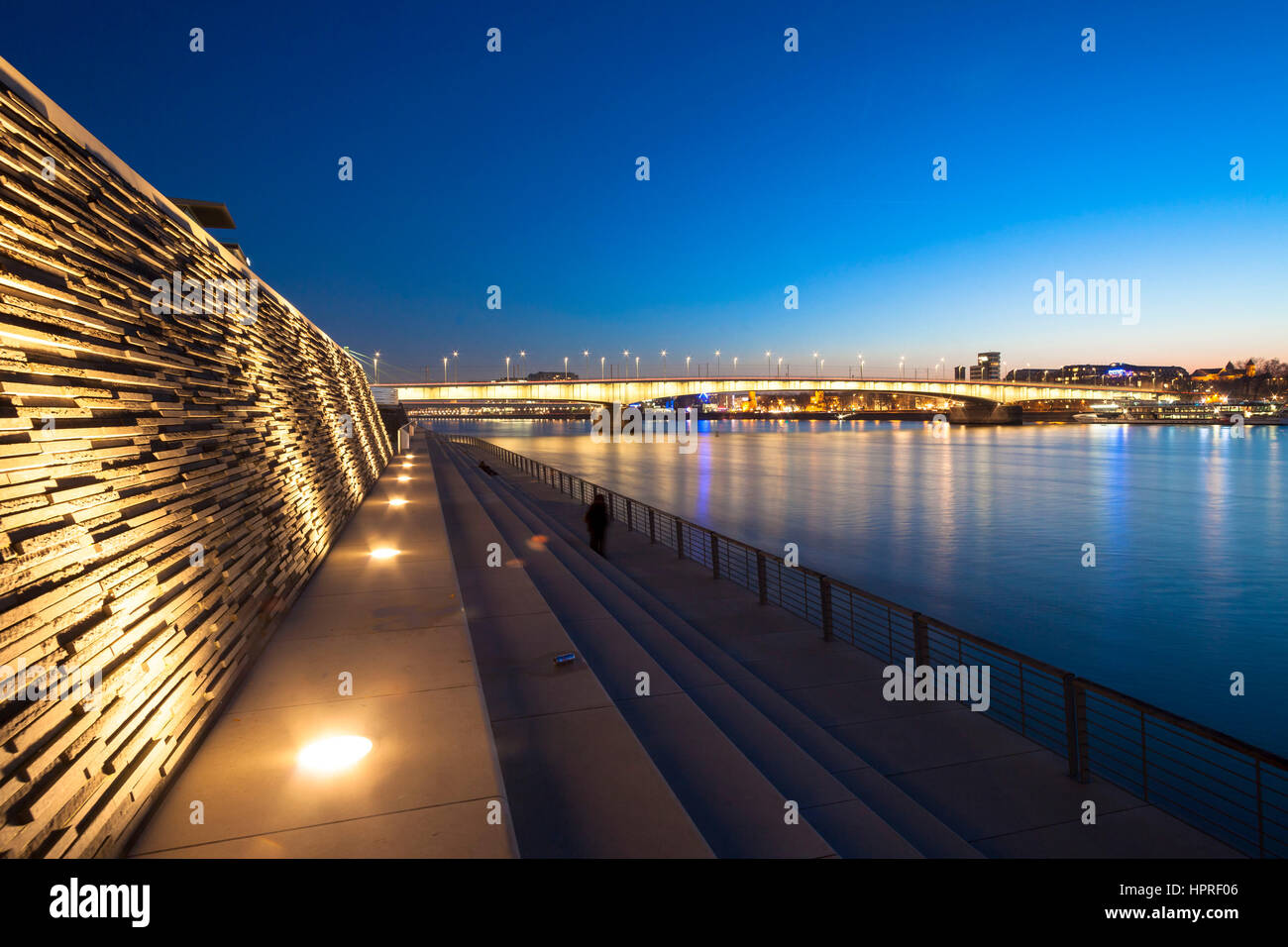 Deutschland, Köln, dem Rhein-Boulevard im Stadtteil Deutz, Blick auf der Deutzer Brücke. Stockfoto