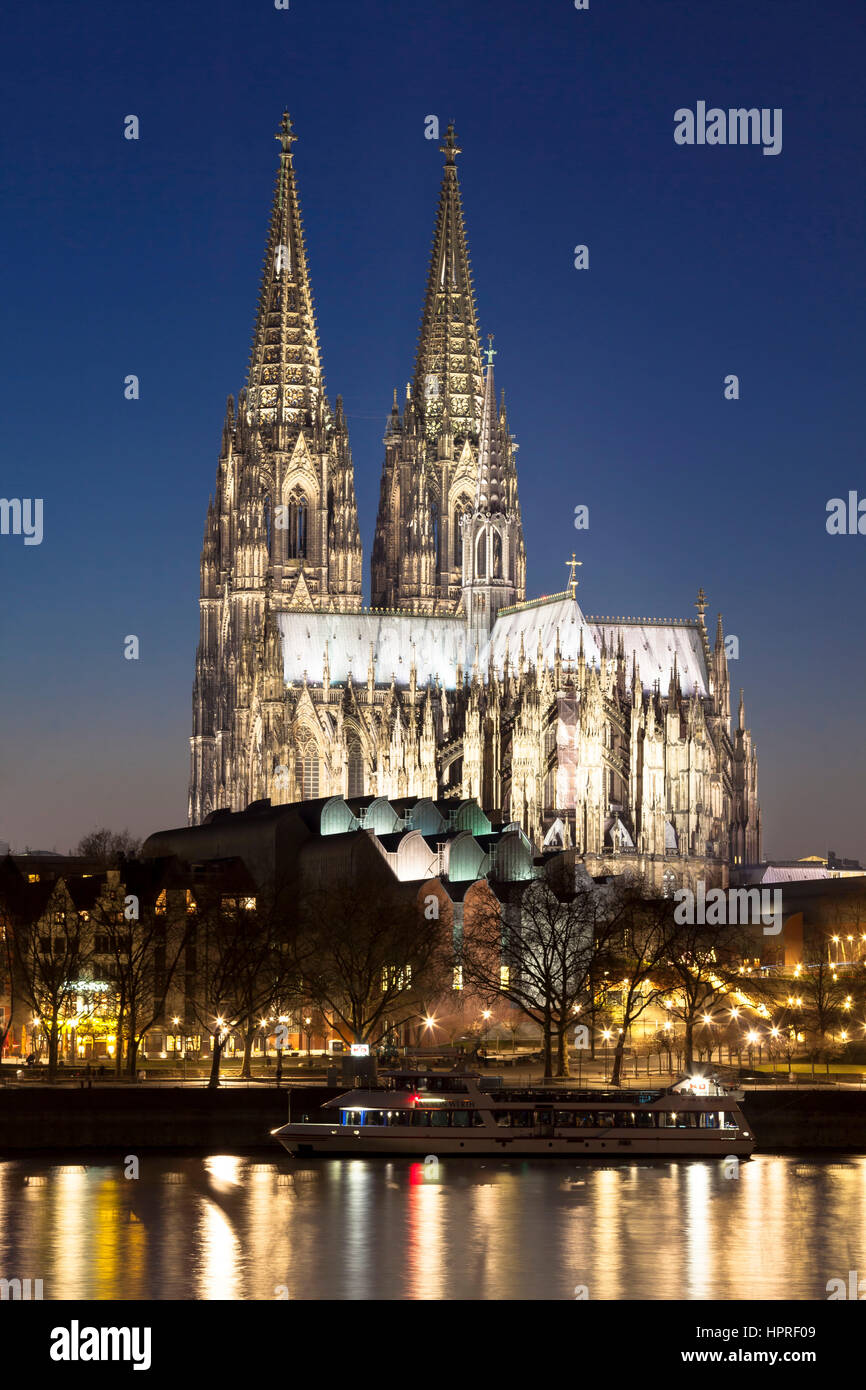Europa, Deutschland, Köln, Blick über den Rhein, den Dom und das Museum Ludwig. Stockfoto