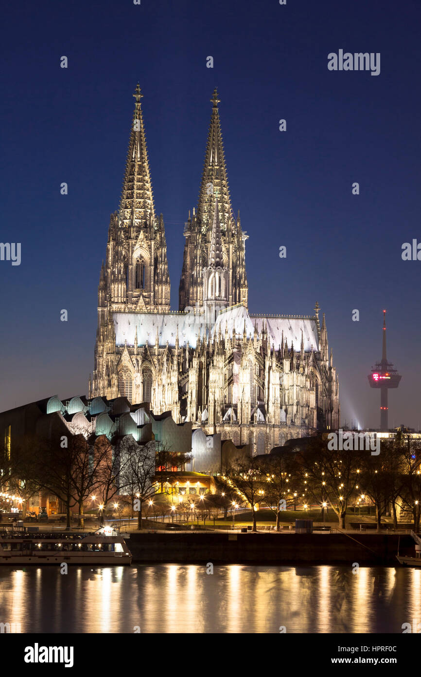 Europa, Deutschland, Köln, Blick über den Rhein, den Dom und das Museum Ludwig. Stockfoto