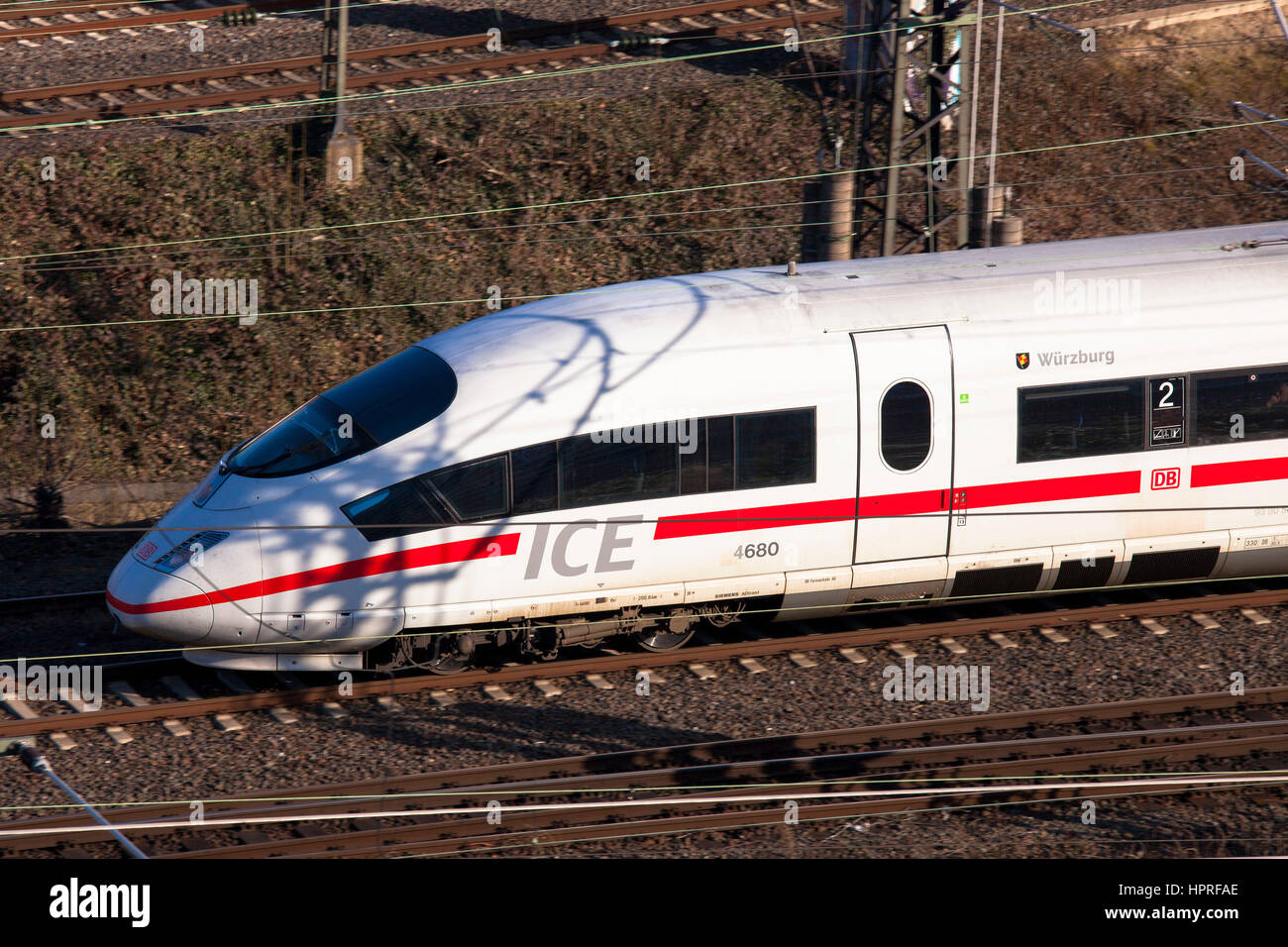 Europa, Deutschland, Köln, High-Speed-Zug ICE in den Stadtteil Deutz. Stockfoto