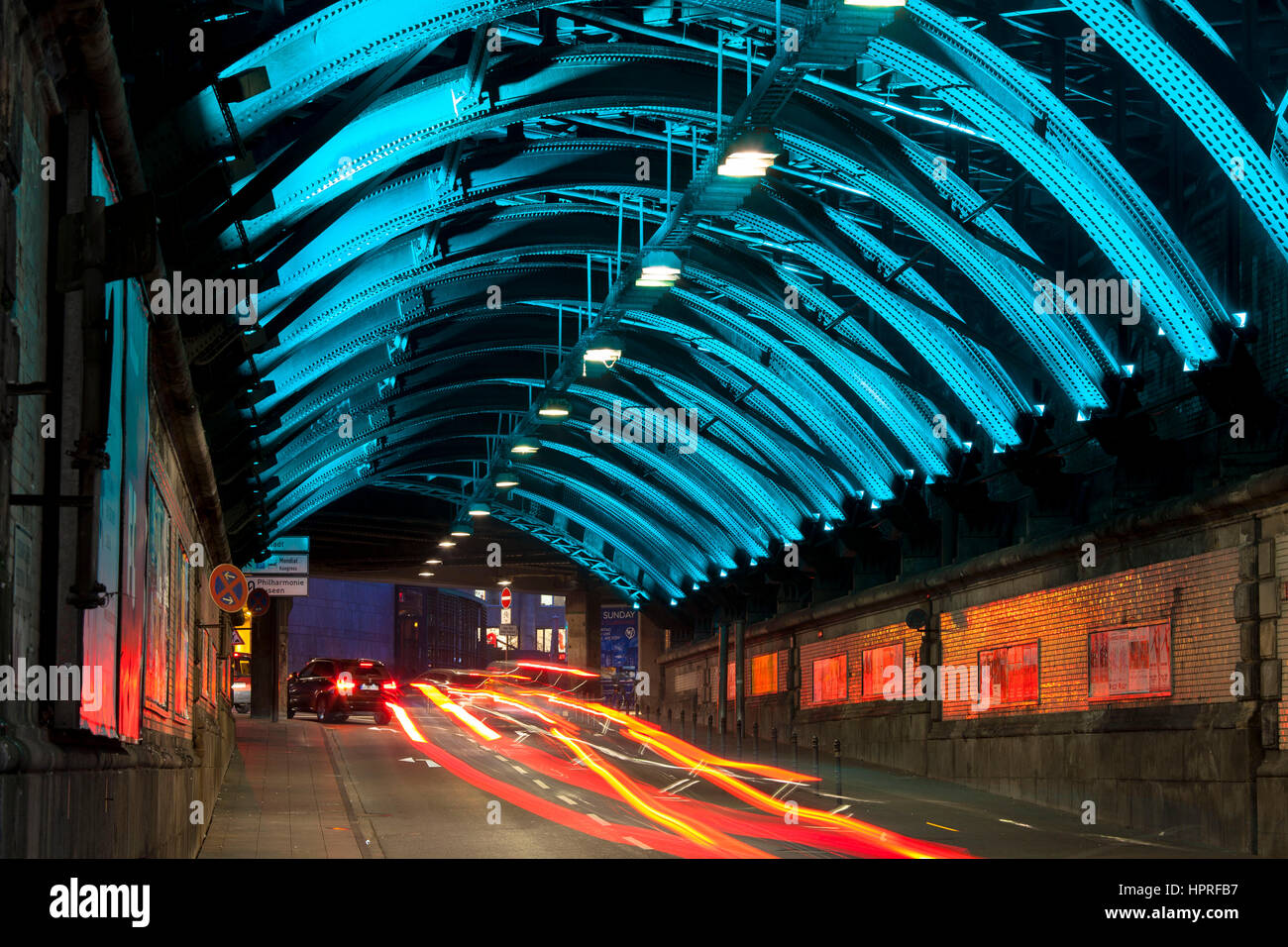 Deutschland, Nordrhein-Westfalen, Köln, beleuchtet Bahnunterführung in der Nähe des Hauptbahnhofs, Straße Trankgasse. Stockfoto