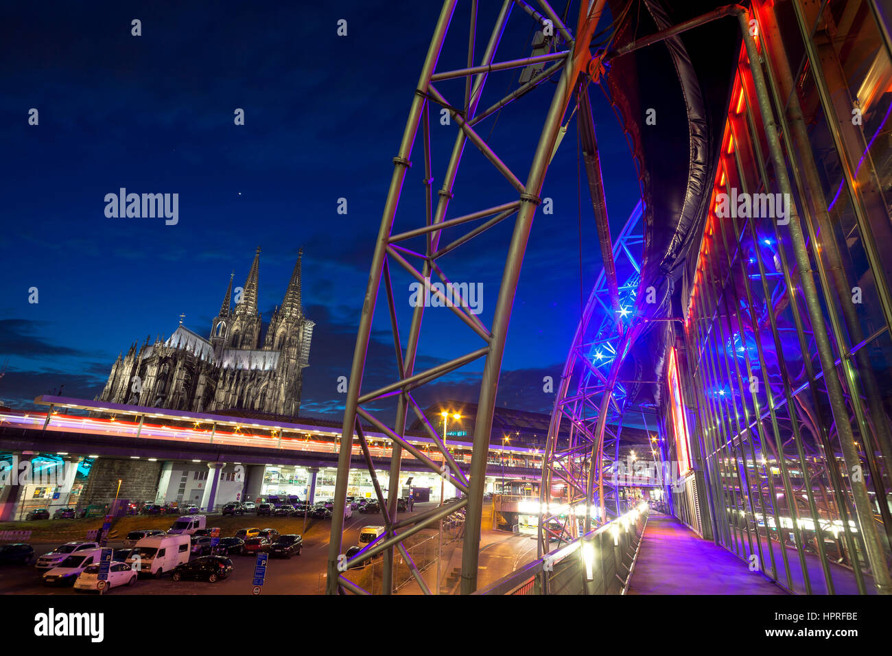 Deutschland, Köln, Blick vom Theater Musical Dome am quadratischen Breslauer Platz zum Dom und Hauptbahnhof. Stockfoto