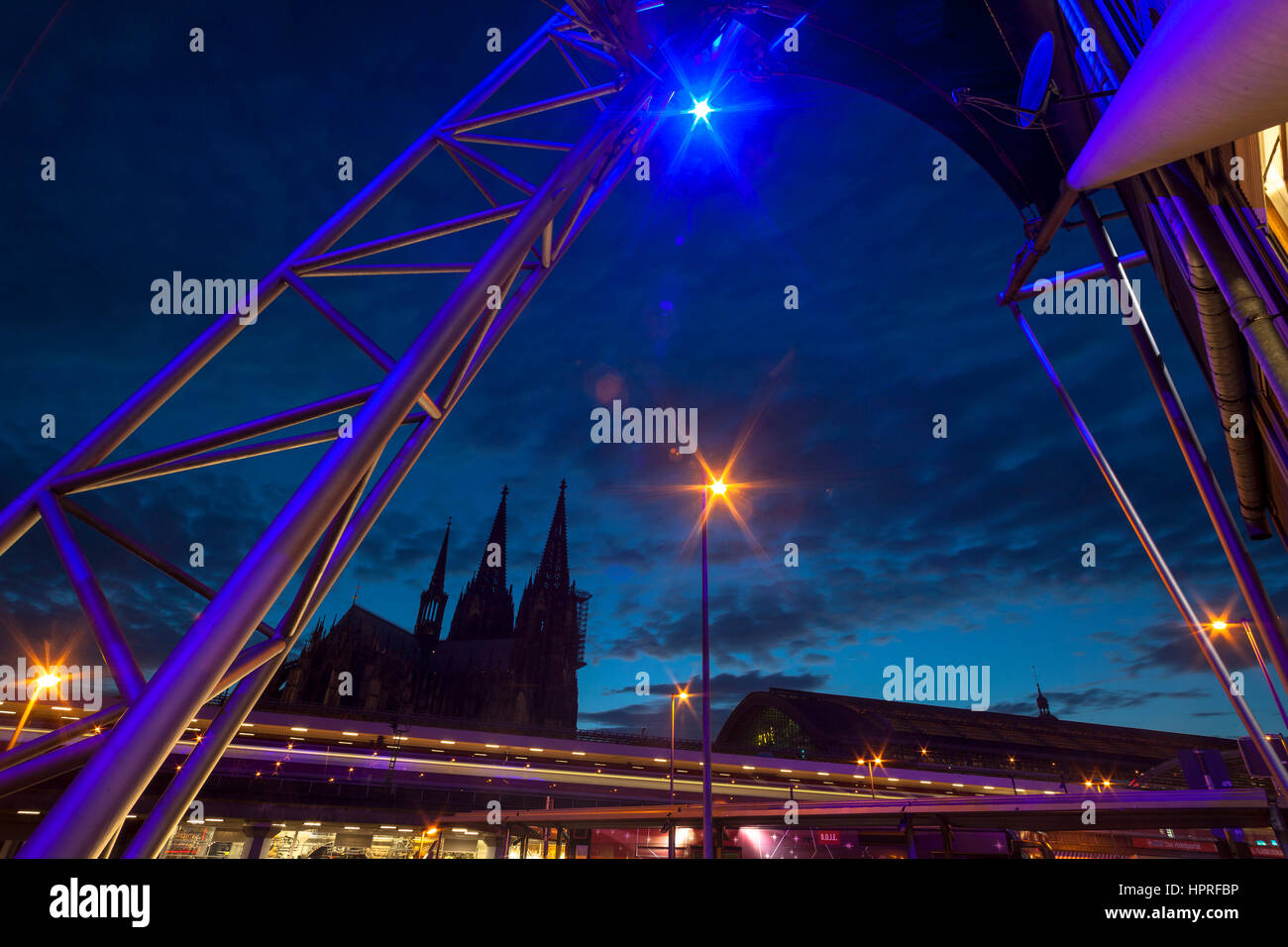 Deutschland, Köln, Blick vom Theater Musical Dome am quadratischen Breslauer Platz zum Dom und Hauptbahnhof. Stockfoto