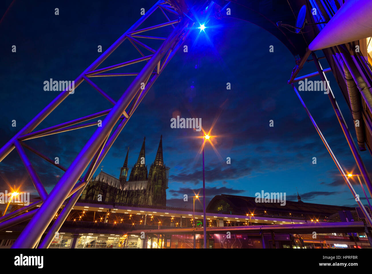 Deutschland, Köln, Blick vom Theater Musical Dome am quadratischen Breslauer Platz zum Dom und Hauptbahnhof. Stockfoto