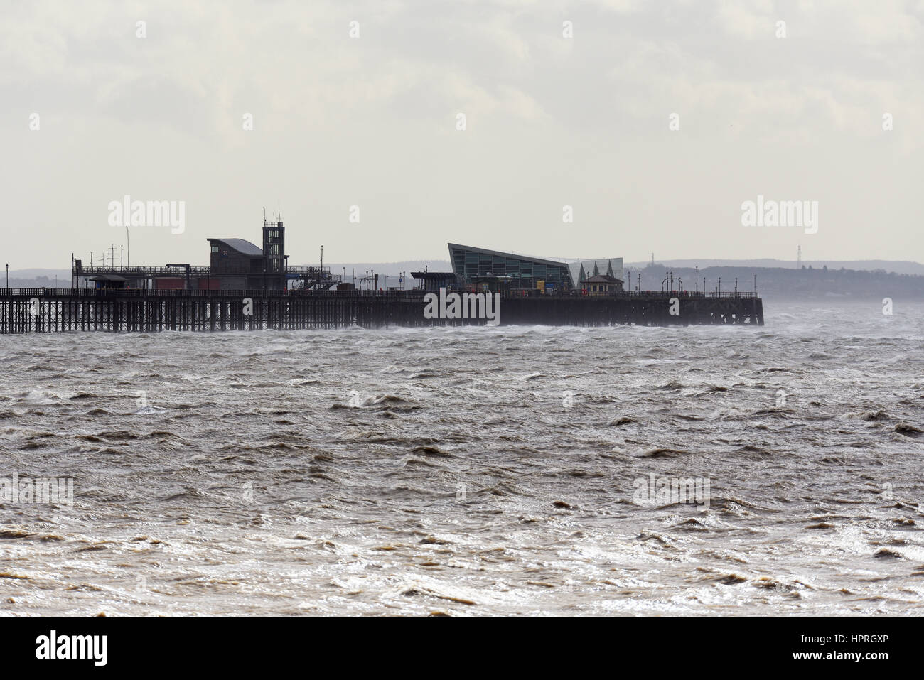 Das Ende des Southend Pier, Essex. Raue See vom Sturm Doris Stockfoto