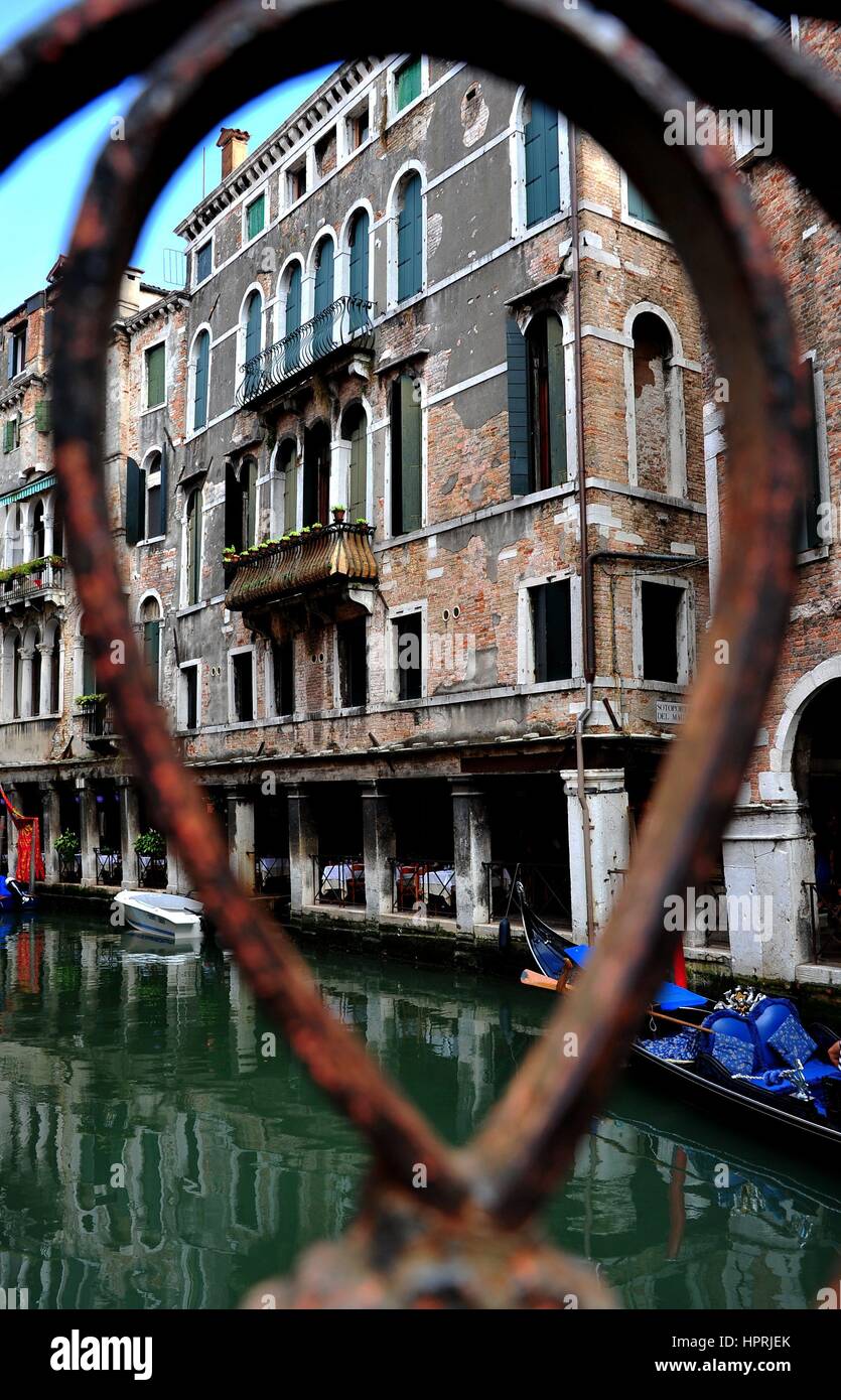 Ein historisches Gebäude in der San Marco Bezirk von Venedig (Italien), fotografiert von der gusseisernen Geländer einer Brücke, 20. August 2016. | weltweite Nutzung Stockfoto