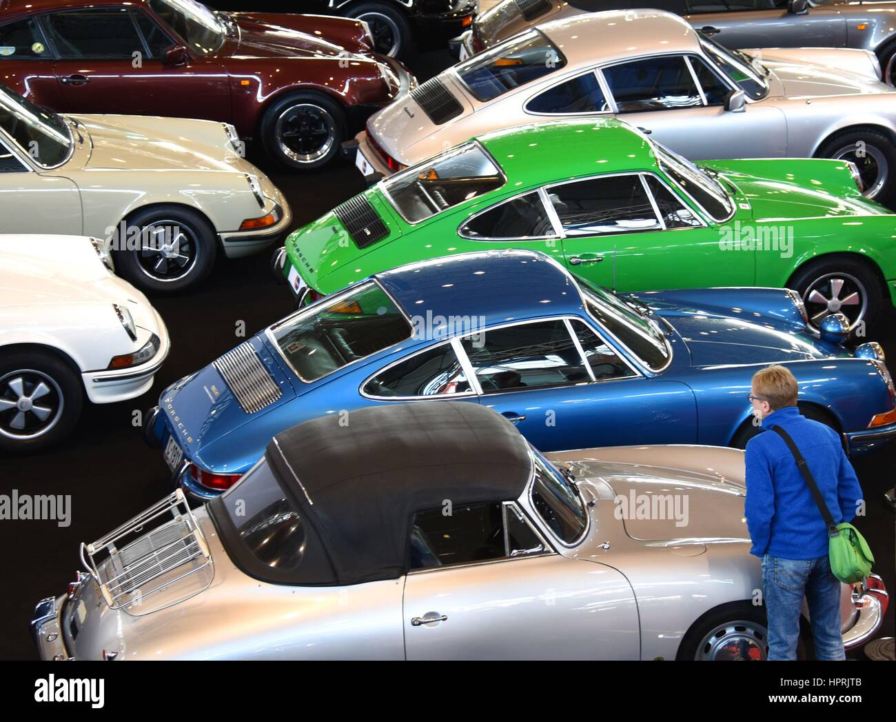 Ein Mann prüft das Preisschild von einen Porsche 911 Oldtimer auf der "Retro Classics 2016" in Stuttgart, Europas größte Oldtimer-Messe | weltweite Nutzung Stockfoto