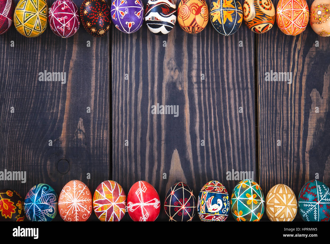 Hölzerne Hintergrund mit Ostereiern. Urlaub-Hintergrund im retro-Stil. Stockfoto