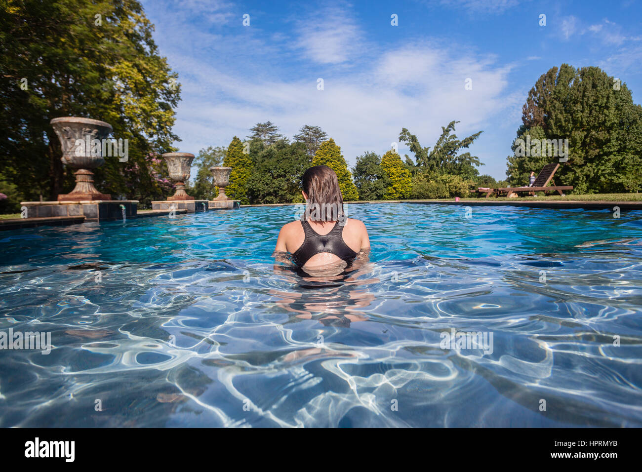 Junges Madchen Hinten Nicht Identifizierten Closeup Sitzen Im