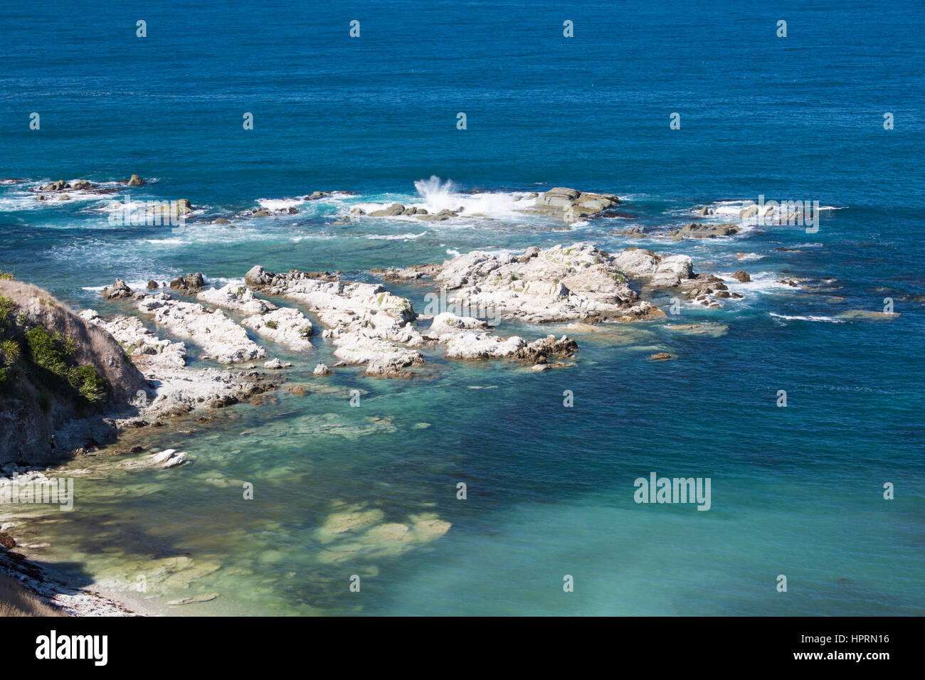 Kaikoura, Neuseeland. Klippe Blick über Gezeiten Plattformen von Kaikoura Halbinsel Gehweg über Whalers Bay. Stockfoto