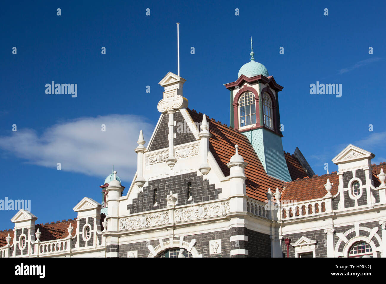 Dunedin, Otago, Neuseeland. Die obere Fassade und zentralen Turm von Dunedin Railway Station, Anzac Square. Stockfoto