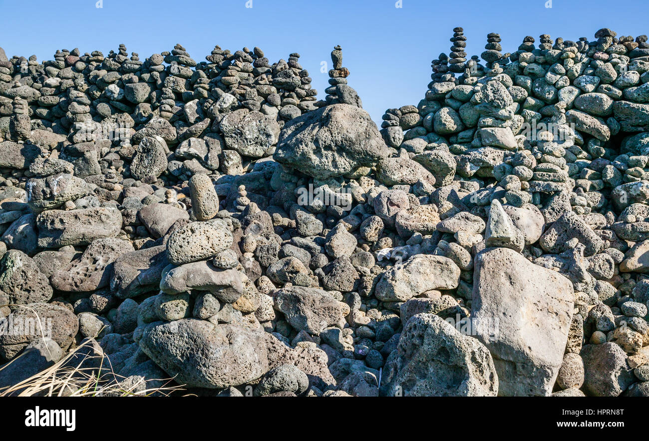 Republik Korea, Jeju Island, Ostküste, Onpyeong-ri, aufwendigen Rock Haufen Cairns an der Küste Vorland Stockfoto