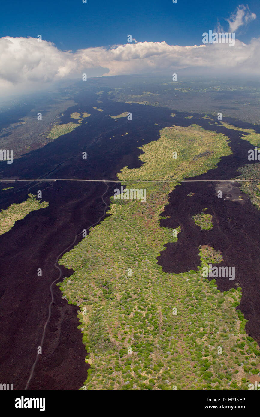Luftaufnahme von erstarrter Lava fließt an den Hängen des Mauna Loa auf Big Island, Hawaii, USA. Stockfoto