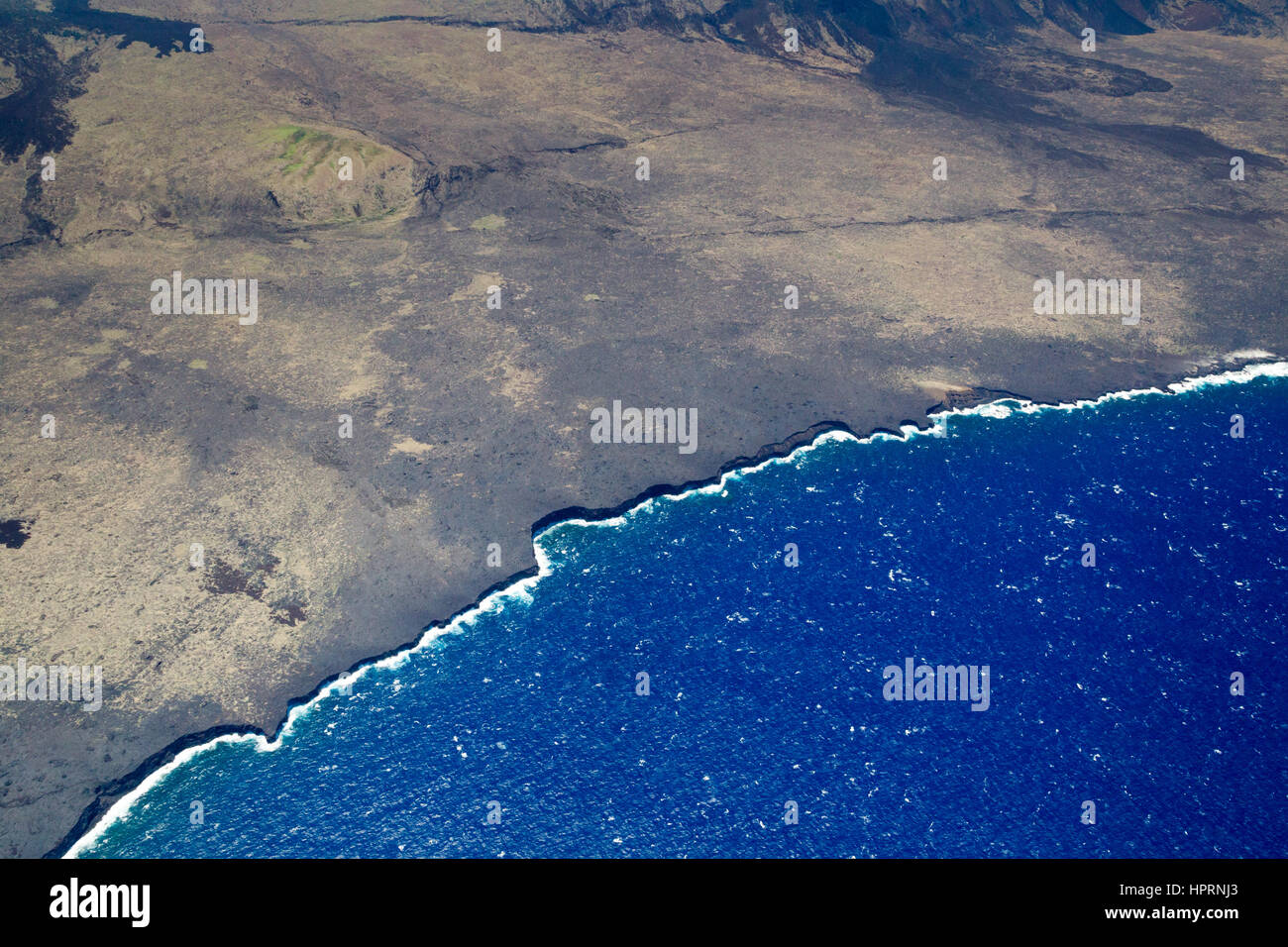 Luftaufnahme der Landschaft gebildet durch Lavaströme auf der südlichen Küste von Big Island, Hawaii, USA. Stockfoto