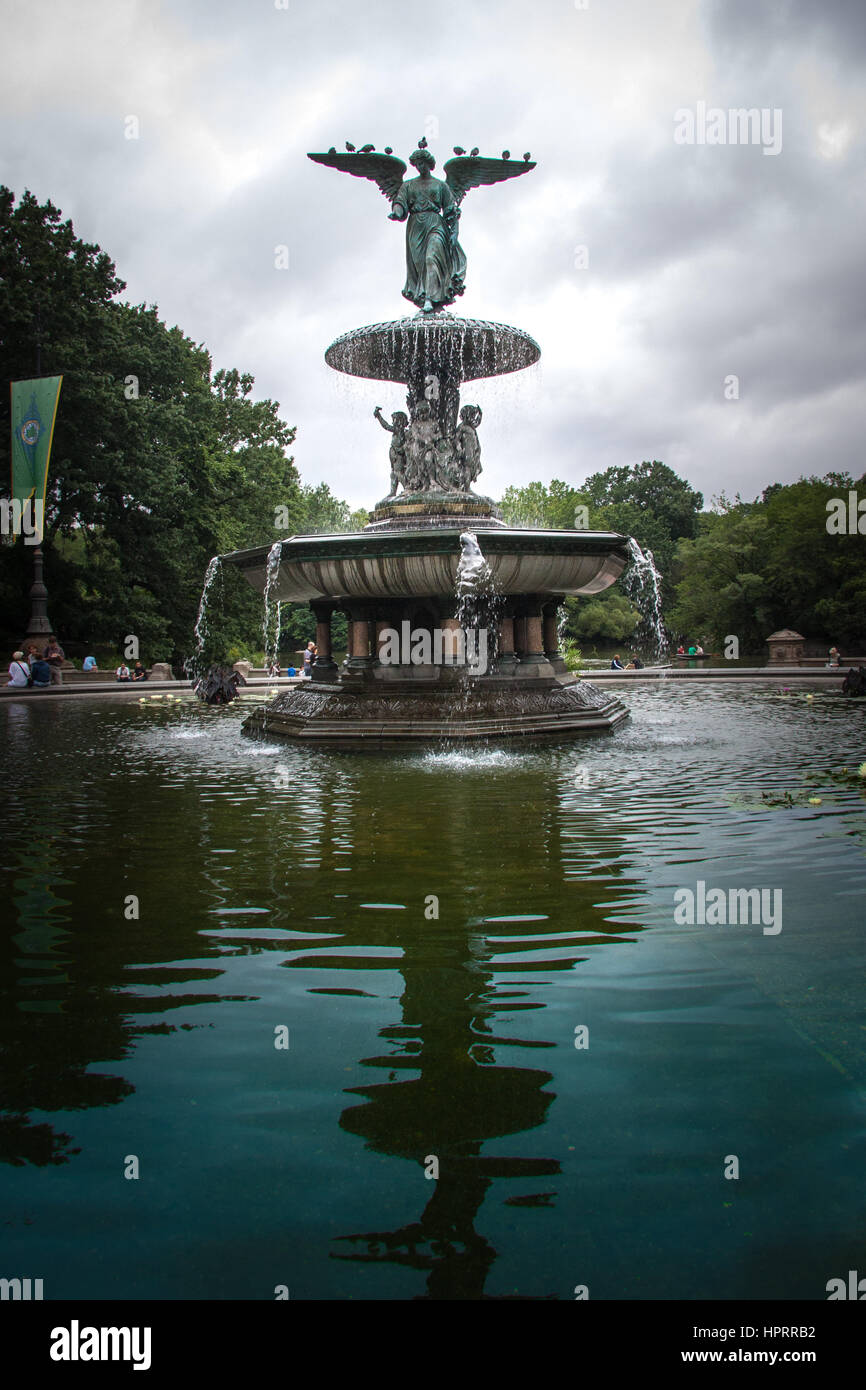 NEW YORK, USA: He Bethesda Brunnen befindet sich in der unteren Ebene von The Terrace im Central Park wurde im Jahre 1868 von Emma Stebbins entworfen. Stockfoto