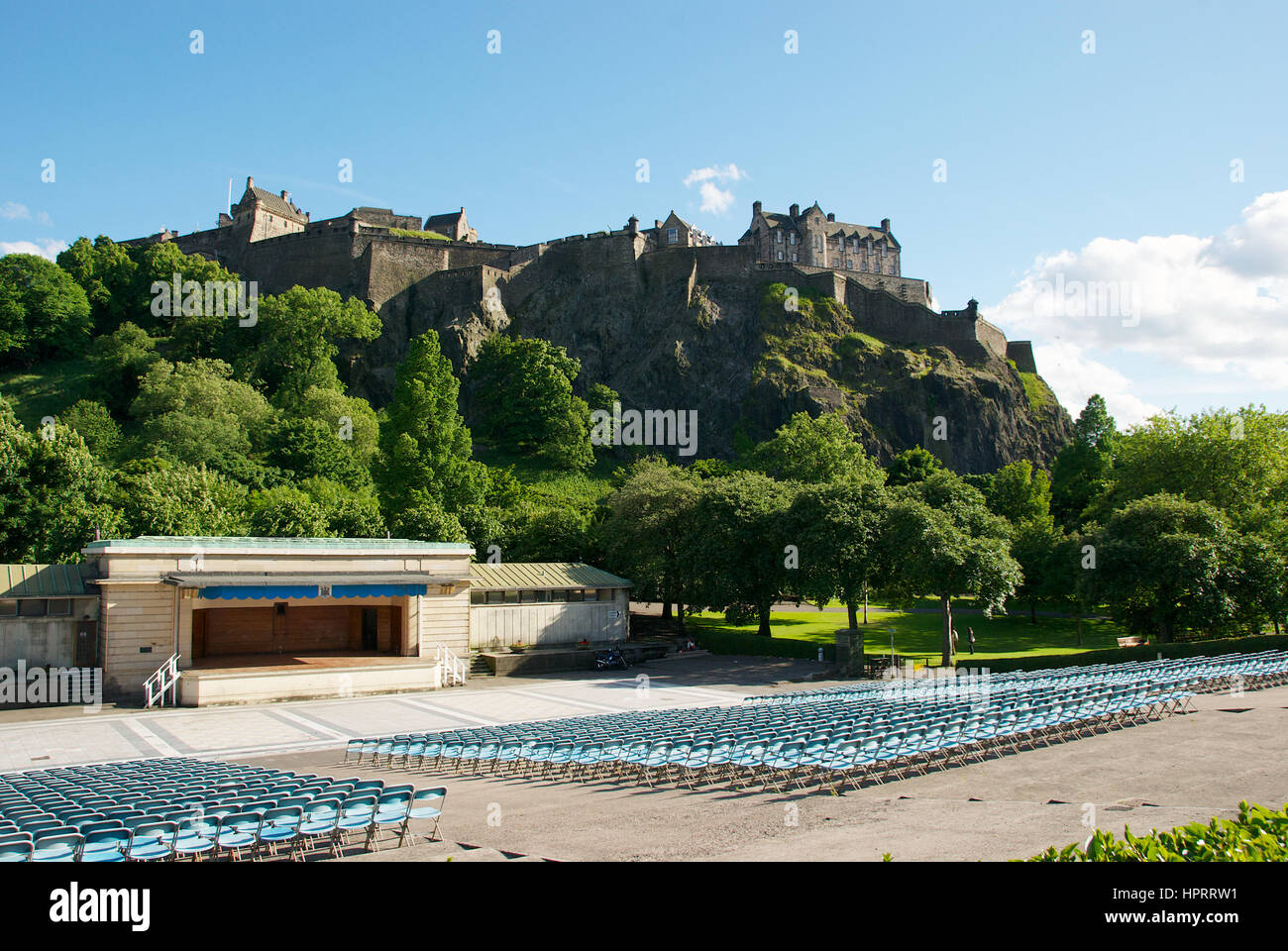 Das Schloss mit Princess Street Gardens im Vordergrund in Edinburgh, Schottland Stockfoto