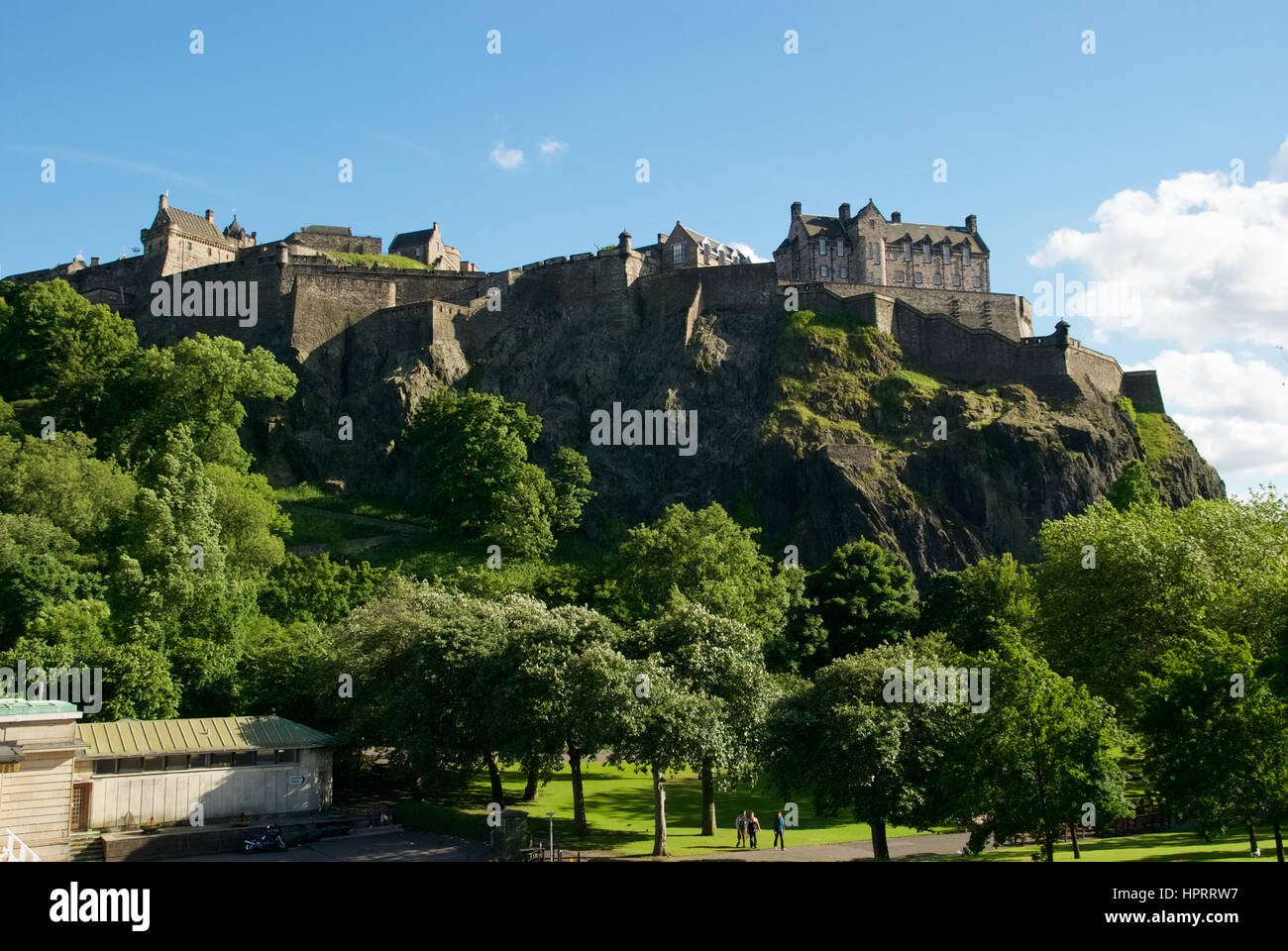 Das Schloss mit Princess Street Gardens im Vordergrund in Edinburgh, Schottland Stockfoto