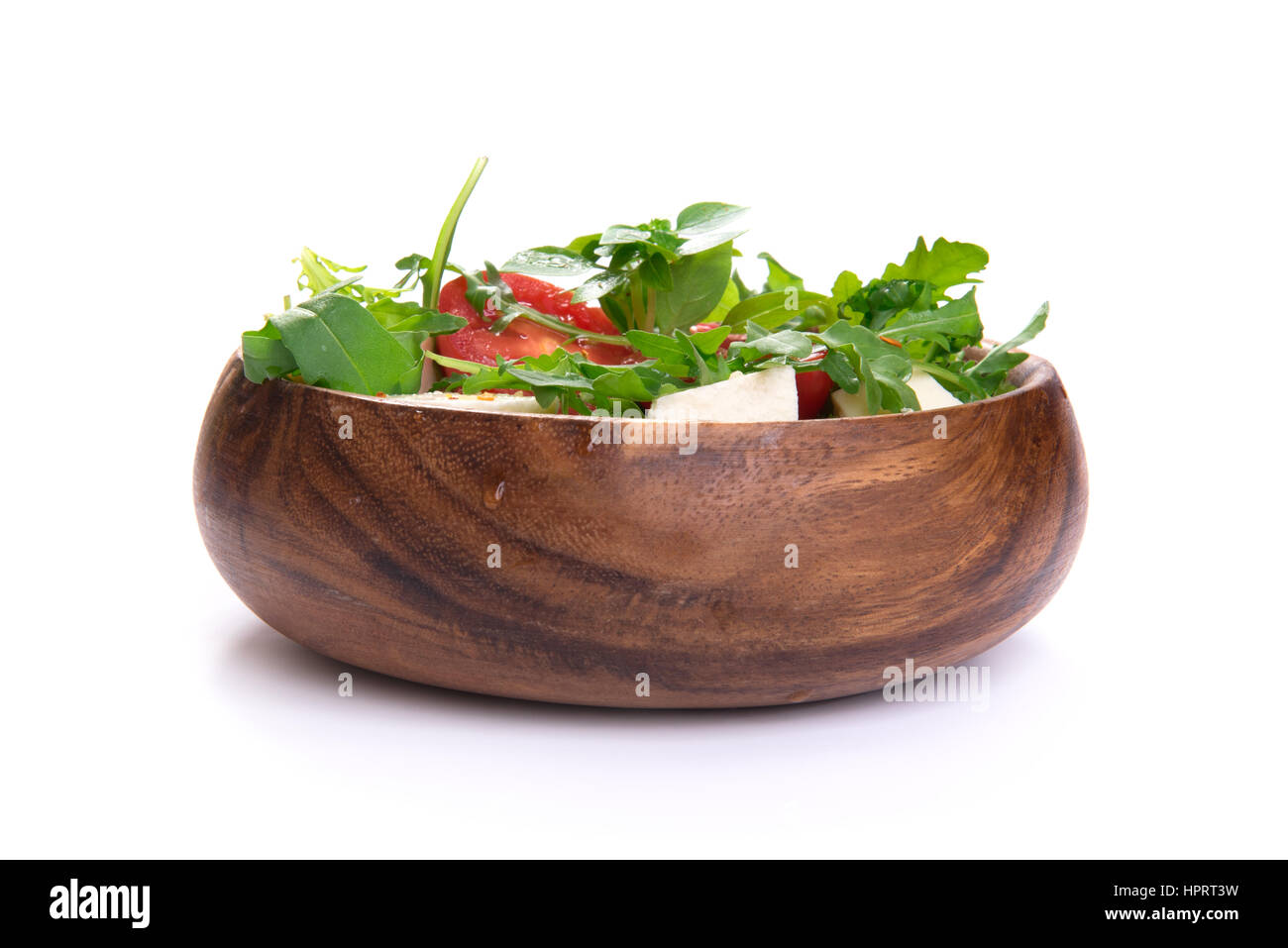 Salat aus frischem Gemüse mit Rucola und Feta isoliert auf weißem Hintergrund Stockfoto
