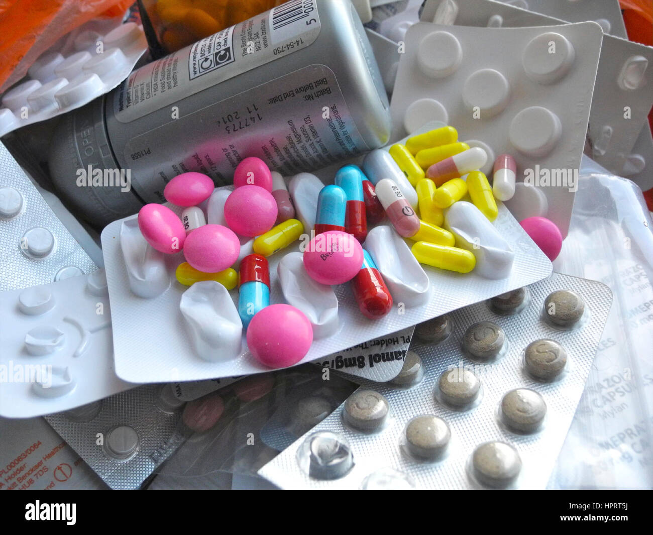 Gibt es eine massive Verschwendung von Ressourcen in die Reihe von verschreibungspflichtigen Medikamenten Tabletten Medikamente Medikamente Pillen die vorgeschriebenen, aber ungenutzt durch Patienten sind, die Kosten zu den National Health Service (NHS) in Großbritannien sind enorm. Stockfoto