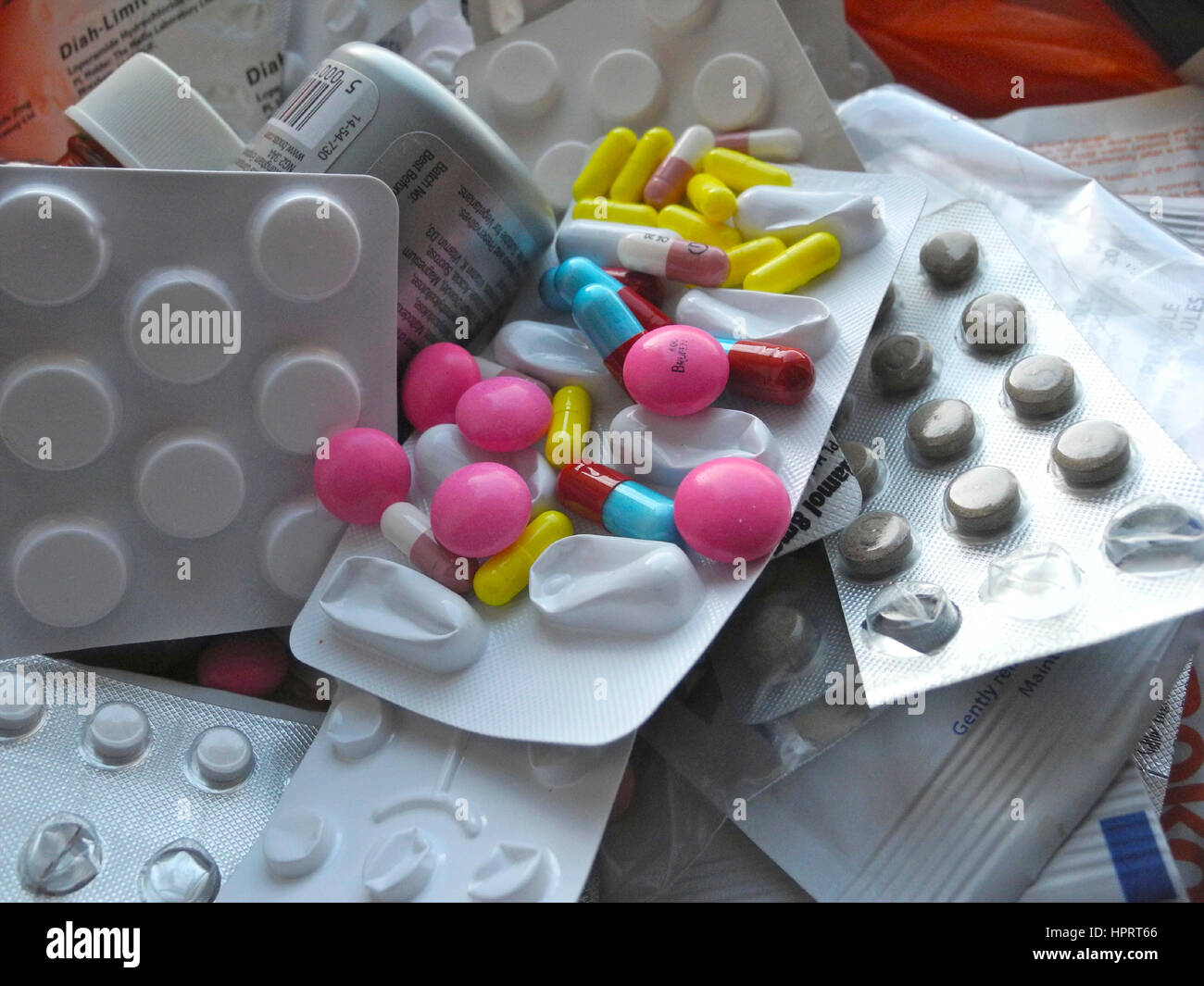 Gibt es eine massive Verschwendung von Ressourcen in die Reihe von verschreibungspflichtigen Medikamenten Tabletten Medikamente Medikamente Pillen die vorgeschriebenen, aber ungenutzt durch Patienten sind, die Kosten zu den National Health Service (NHS) in Großbritannien sind enorm. Stockfoto