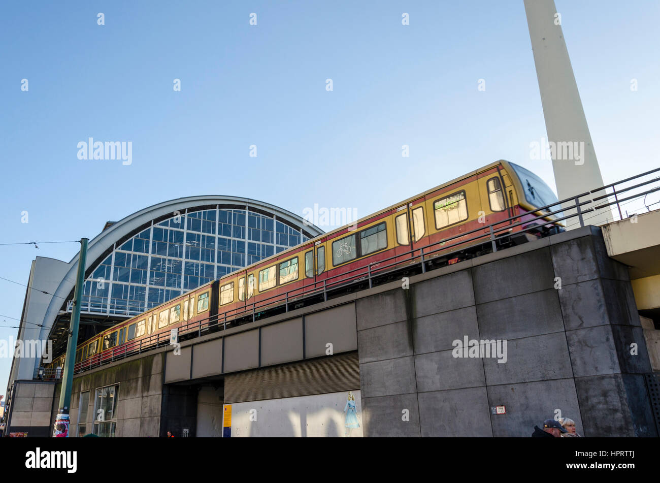 Schulen Sie außerhalb Bahnhof Alexanderplatz, Berlin, Deutschland Stockfoto