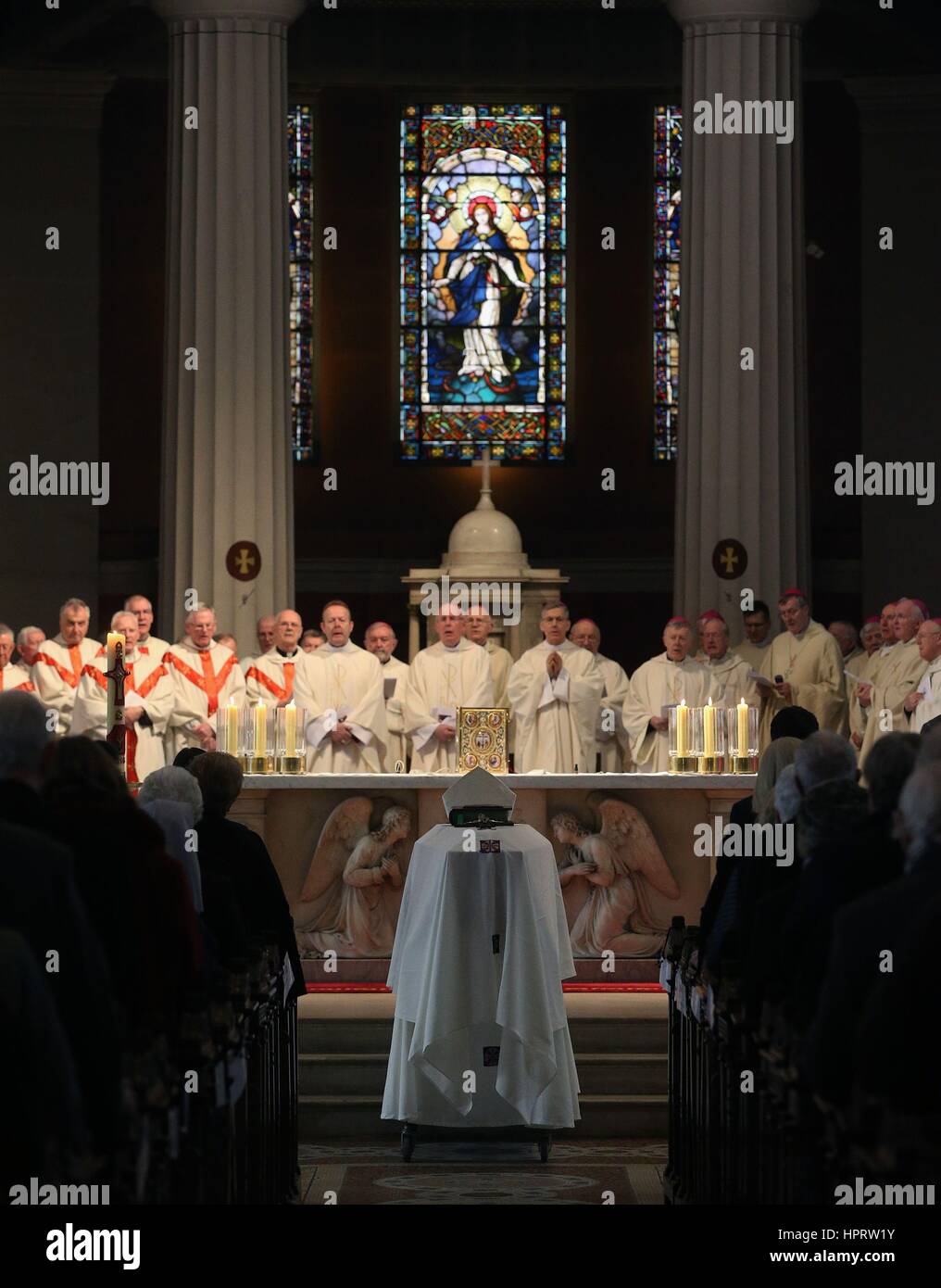 Mitglieder des Klerus und der Öffentlichkeit besuchen die Totenmesse der verstorbenen Kardinal Desmond Connell in der pro-Kathedrale in Dublin. Stockfoto