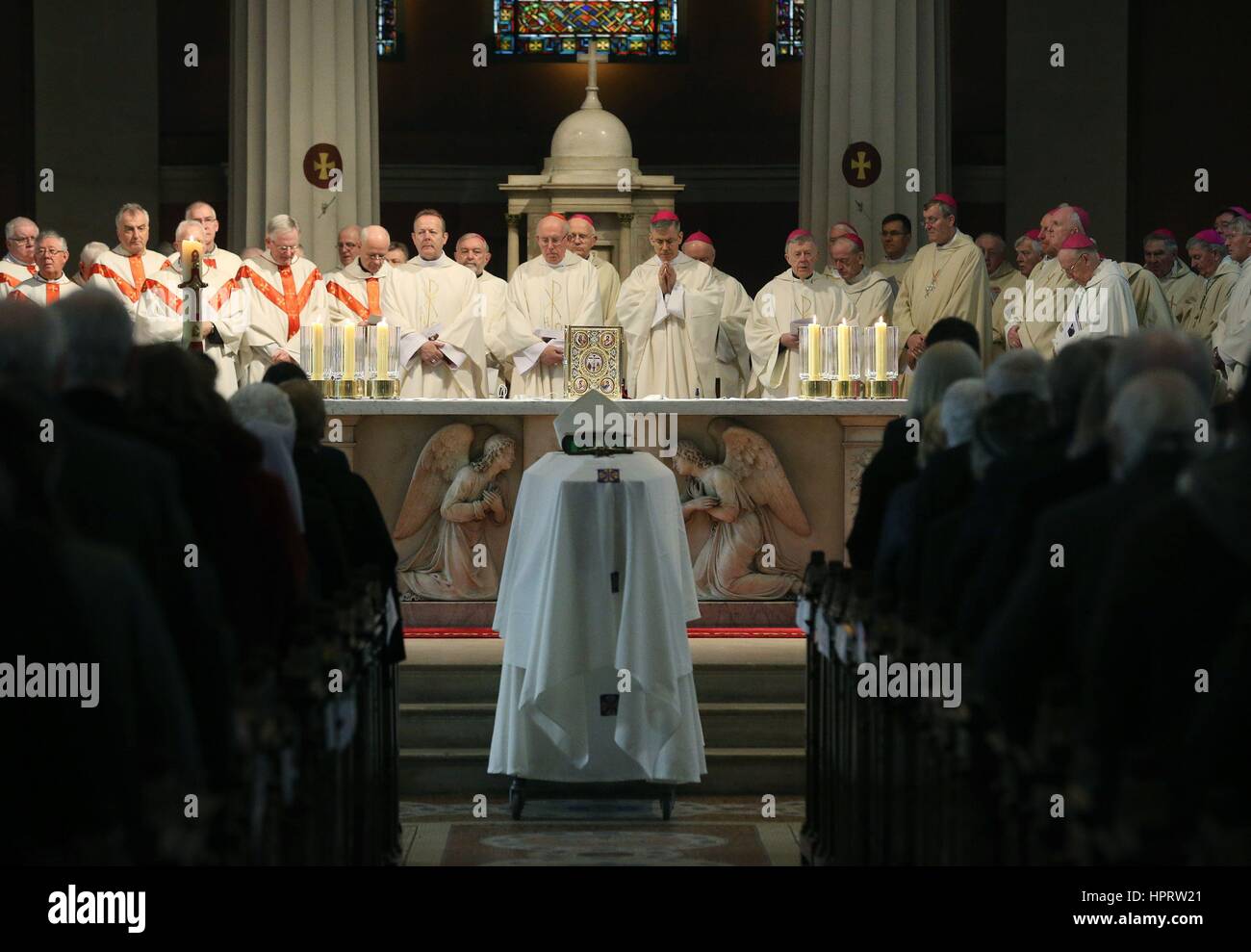 Mitglieder des Klerus und der Öffentlichkeit besuchen die Totenmesse der verstorbenen Kardinal Desmond Connell in der pro-Kathedrale in Dublin. Stockfoto